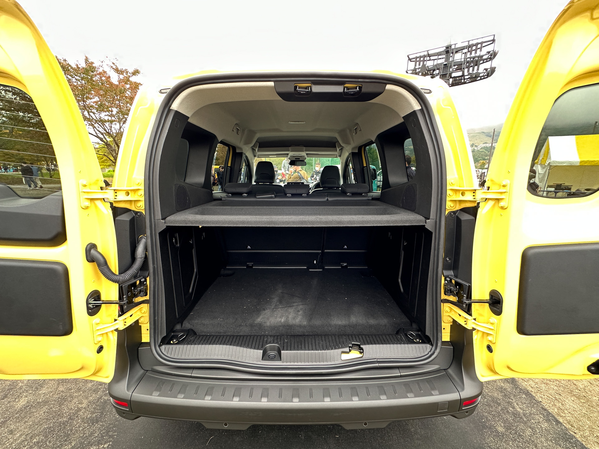 5名乗車仕様のインテリア。今風なメーター＆カーナビ用のモニターを採用するとともに、パーキングブレーキは電子制御式に。フロントシートバックテーブルも用意される。新型もMPV（マルチ・パーパス・ビークル）としてたくさんの荷物を載せて走ることができそうだ