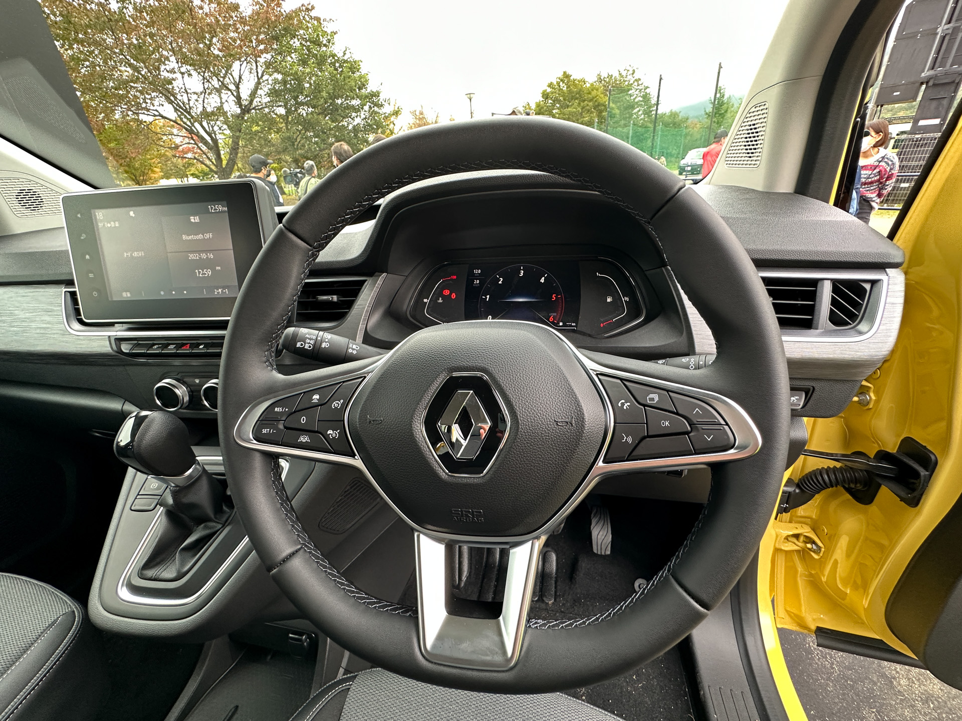 5名乗車仕様のインテリア。今風なメーター＆カーナビ用のモニターを採用するとともに、パーキングブレーキは電子制御式に。フロントシートバックテーブルも用意される。新型もMPV（マルチ・パーパス・ビークル）としてたくさんの荷物を載せて走ることができそうだ