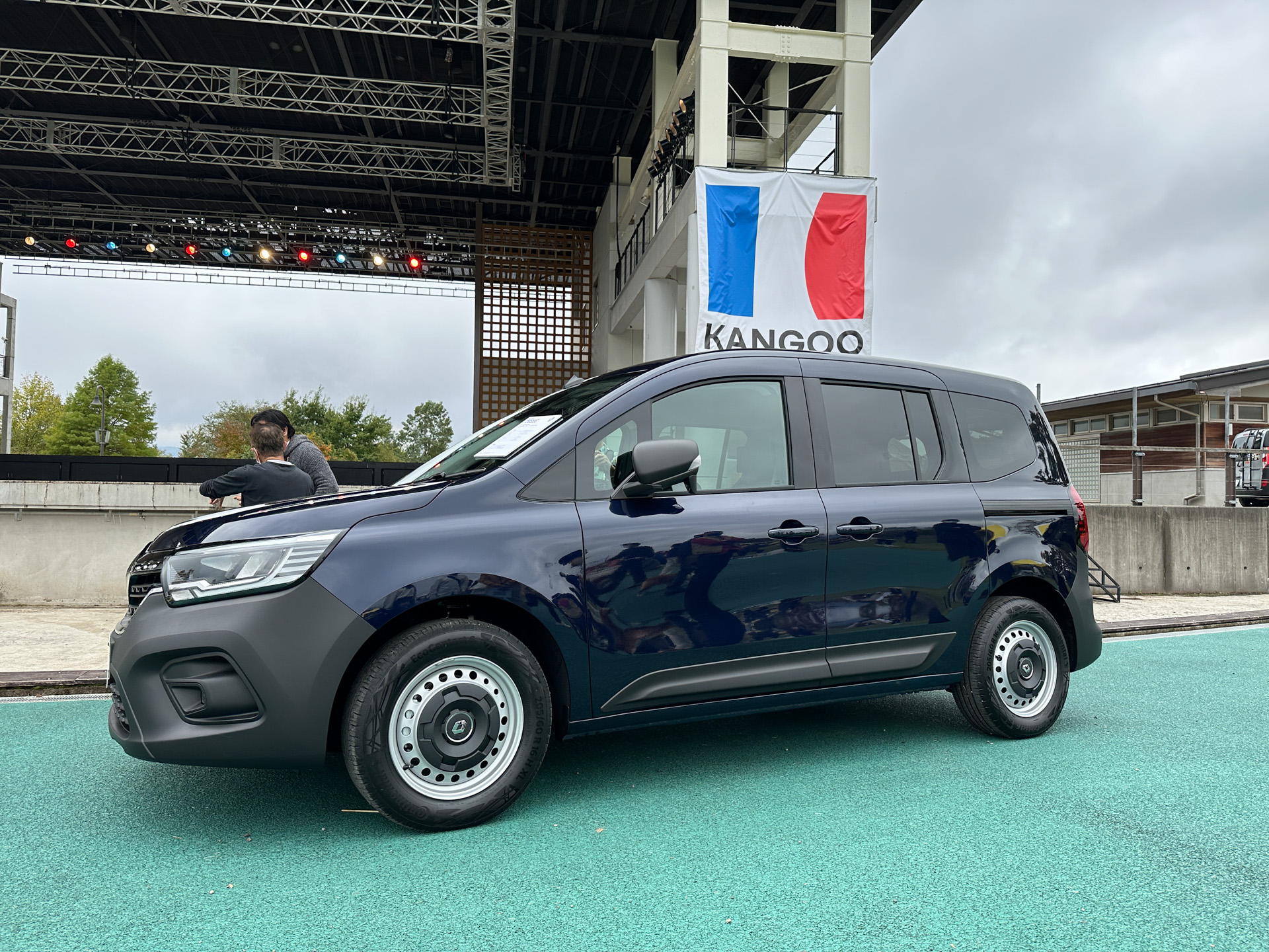 ブルー ソーダライト Mカラーの新型カングー（1.3リッターガソリン）。タイヤサイズは1.5リッターディーゼルと同じく205/60R16