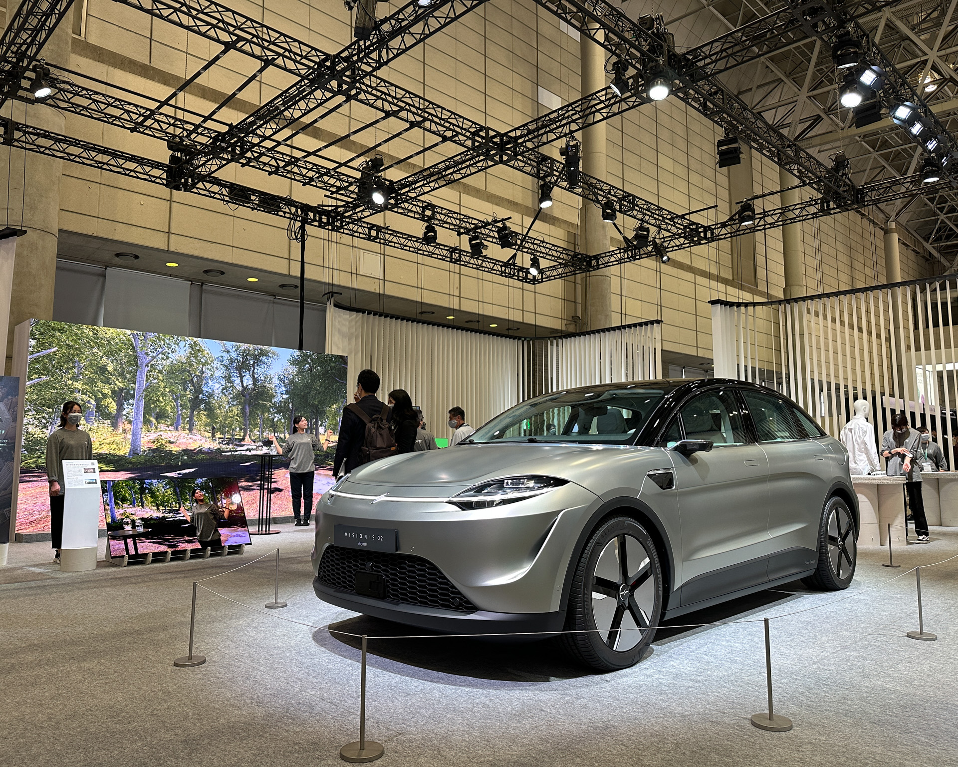 試作EV「VISION-S 02」を展示するソニーブース