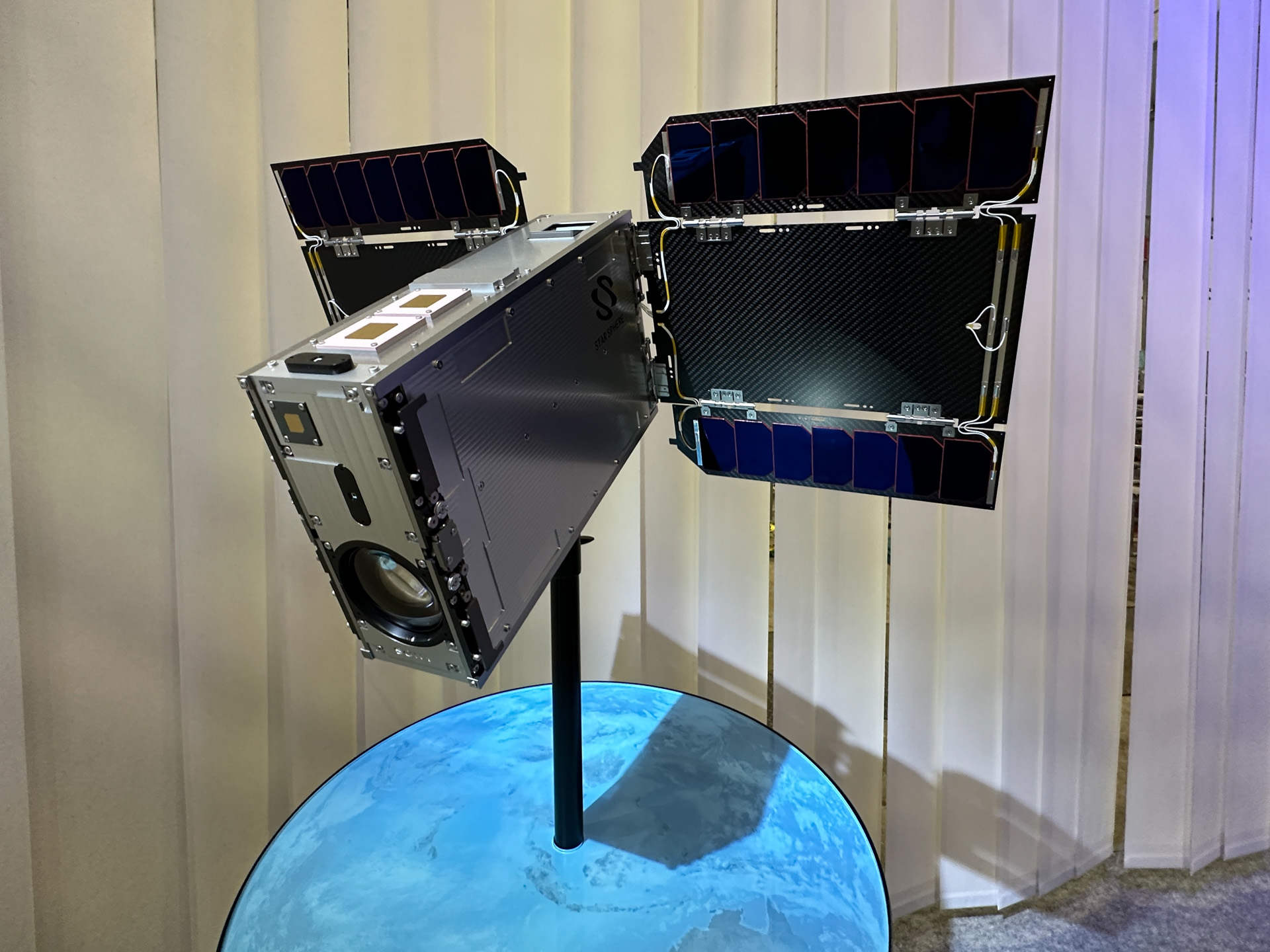 今冬にソニー製カメラを搭載した超小型人工衛星の打ち上げを目指し、操作シミュレータを使って自由に宇宙や地球を撮影するサービスを予定している「STAR SPHERE（スタースフィア）」の取り組みを紹介する展示