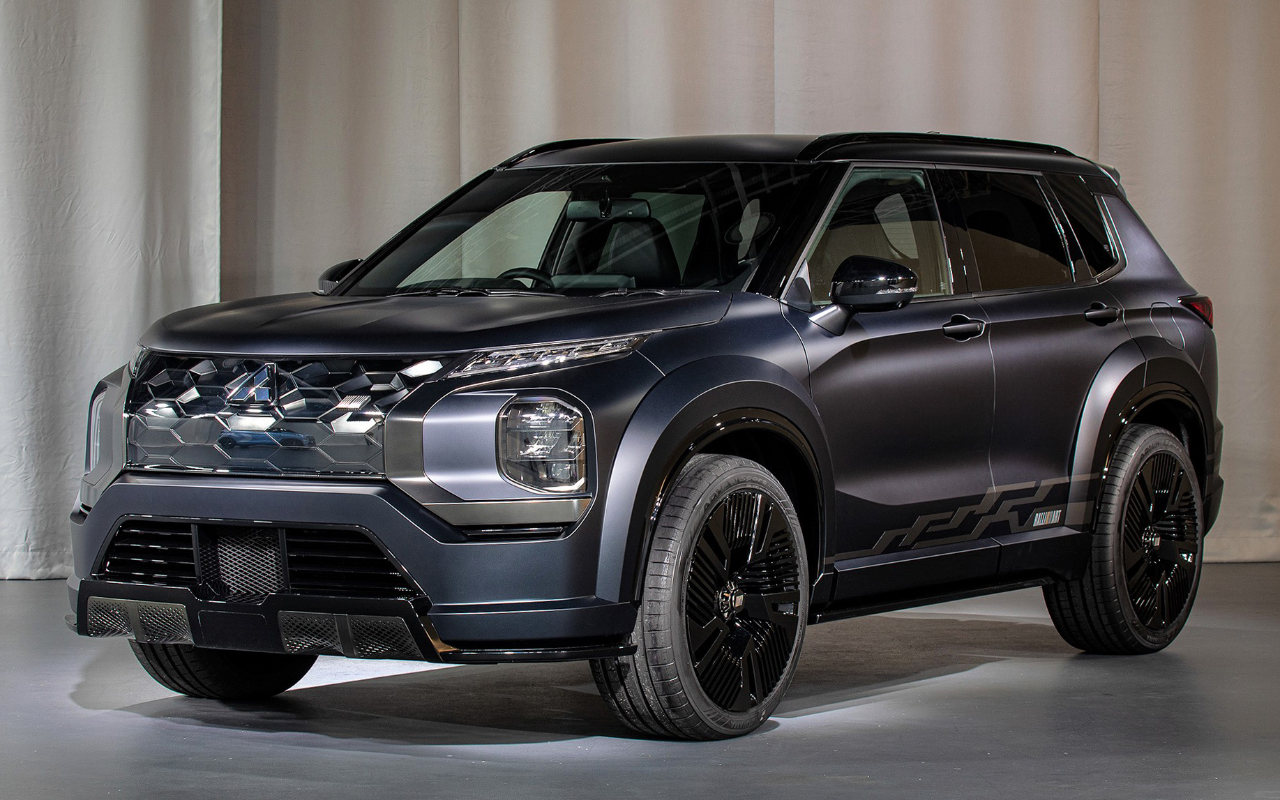 東京オートサロン2022に出展されたアウトランダーPHEVベースの「VISION RALLIART CONCEPT」。ラリーアートの名を冠した迫力あるスタイリングが特徴のコンセプトカーだ