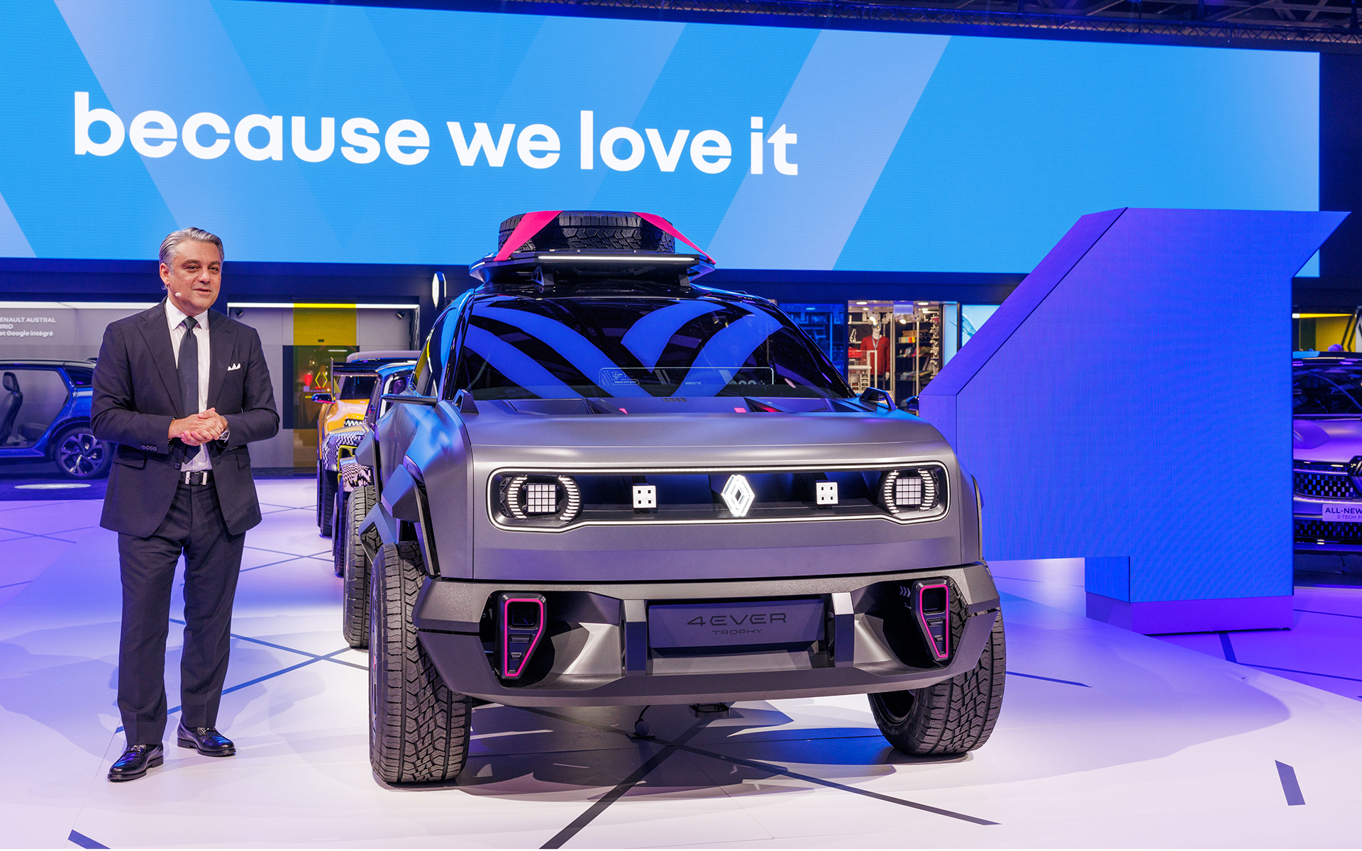 「4EVER トロフィー」を公開するグループ・ルノー CEO ルカ・デ・メオ氏