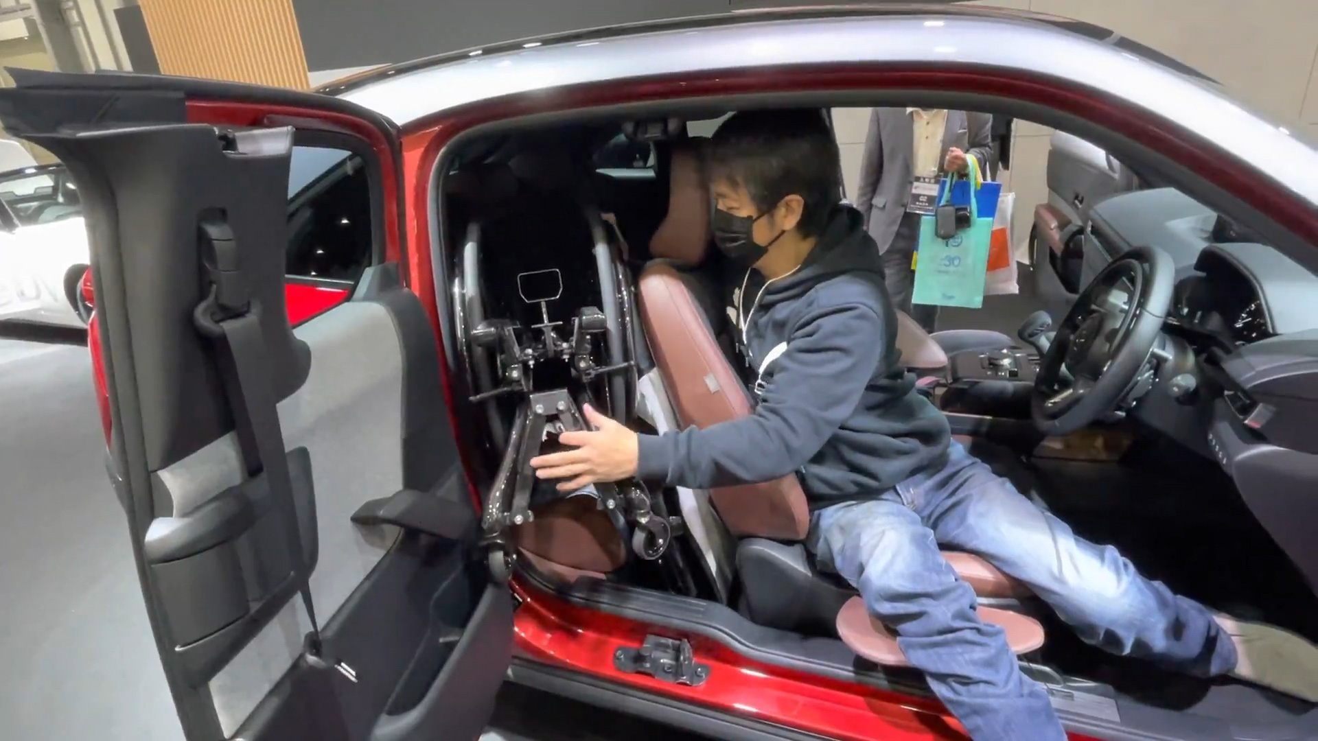 通常、「MX-30 SeDV」への車いす搭載は、観音開き型「フリースタイルドア」の後方を開き、運転席の後ろの座席に積み込む。※画像は2021年度のもの