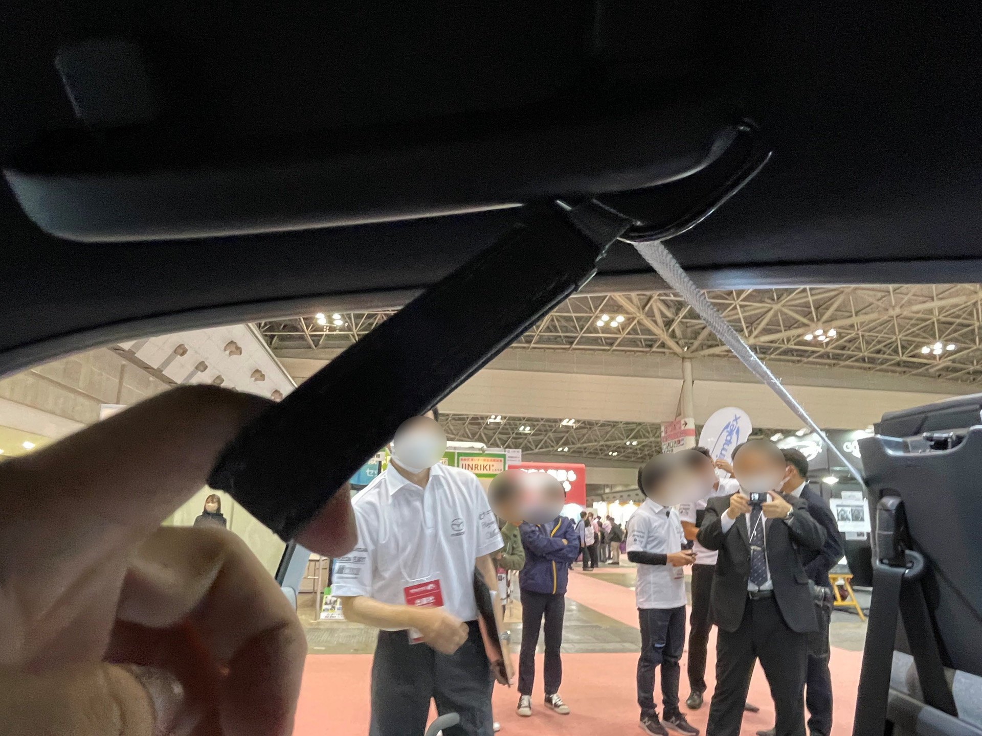 車いすを運転席後部に積み込んだあと、シートに座ったまま「フリースタイルドア」を閉められるベルトとガイドを追加（※参考出品）