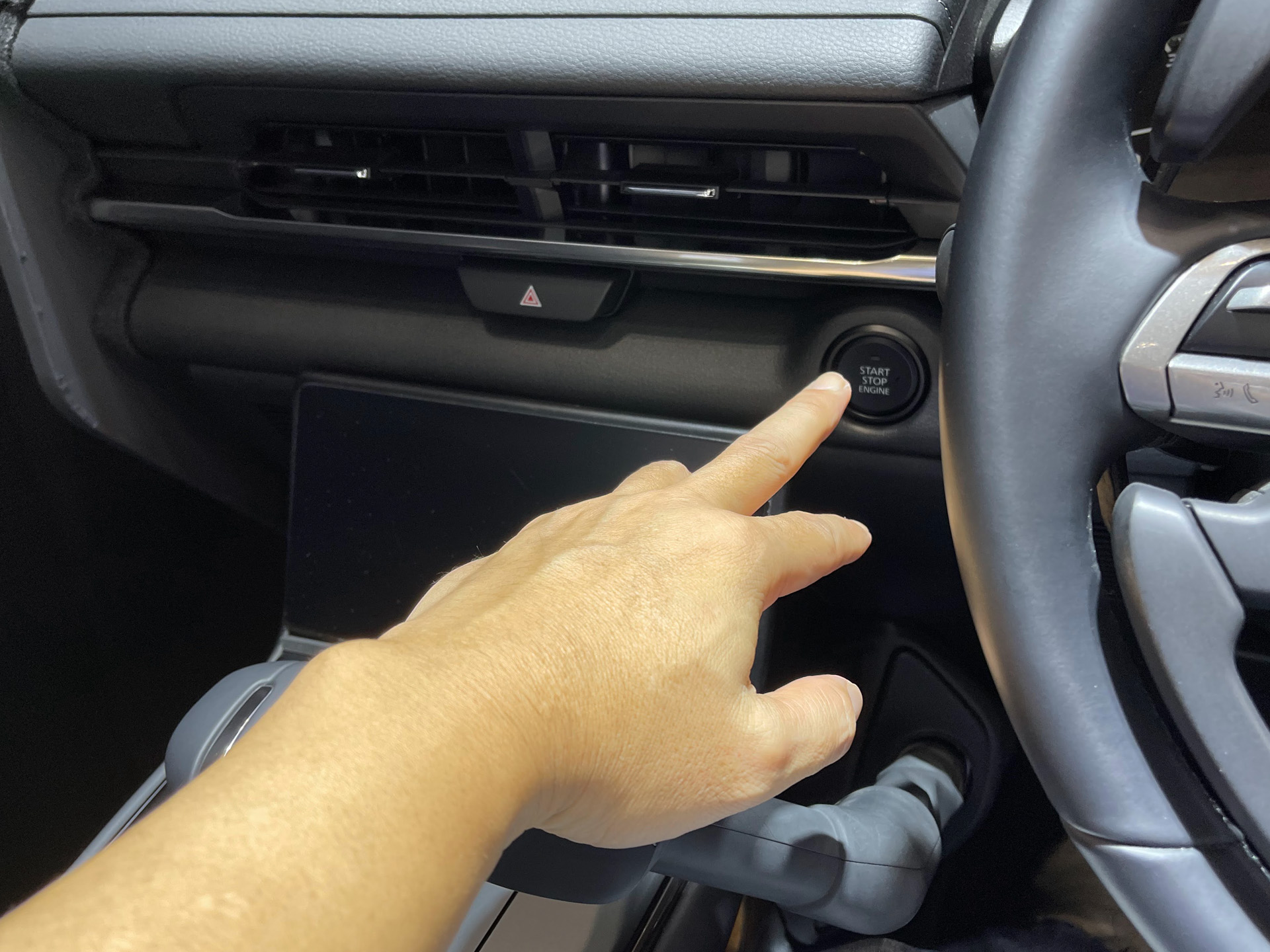実車同様にエンジンをかける際に、足でブレーキを踏んでスタートスイッチを押せば、通常どおり足でアクセルとブレーキを操作するモードに。左手でブレーキレバーを押し込みながらスタートスイッチを押せば手動運転モードになる