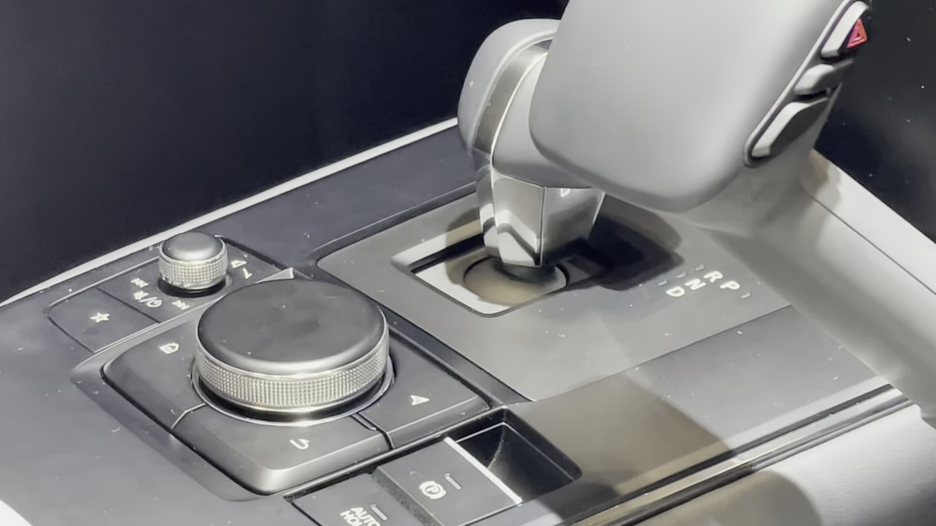 手動運転装置を使ってのバックモニターやマツダコネクトの使用感までもが体験可能に