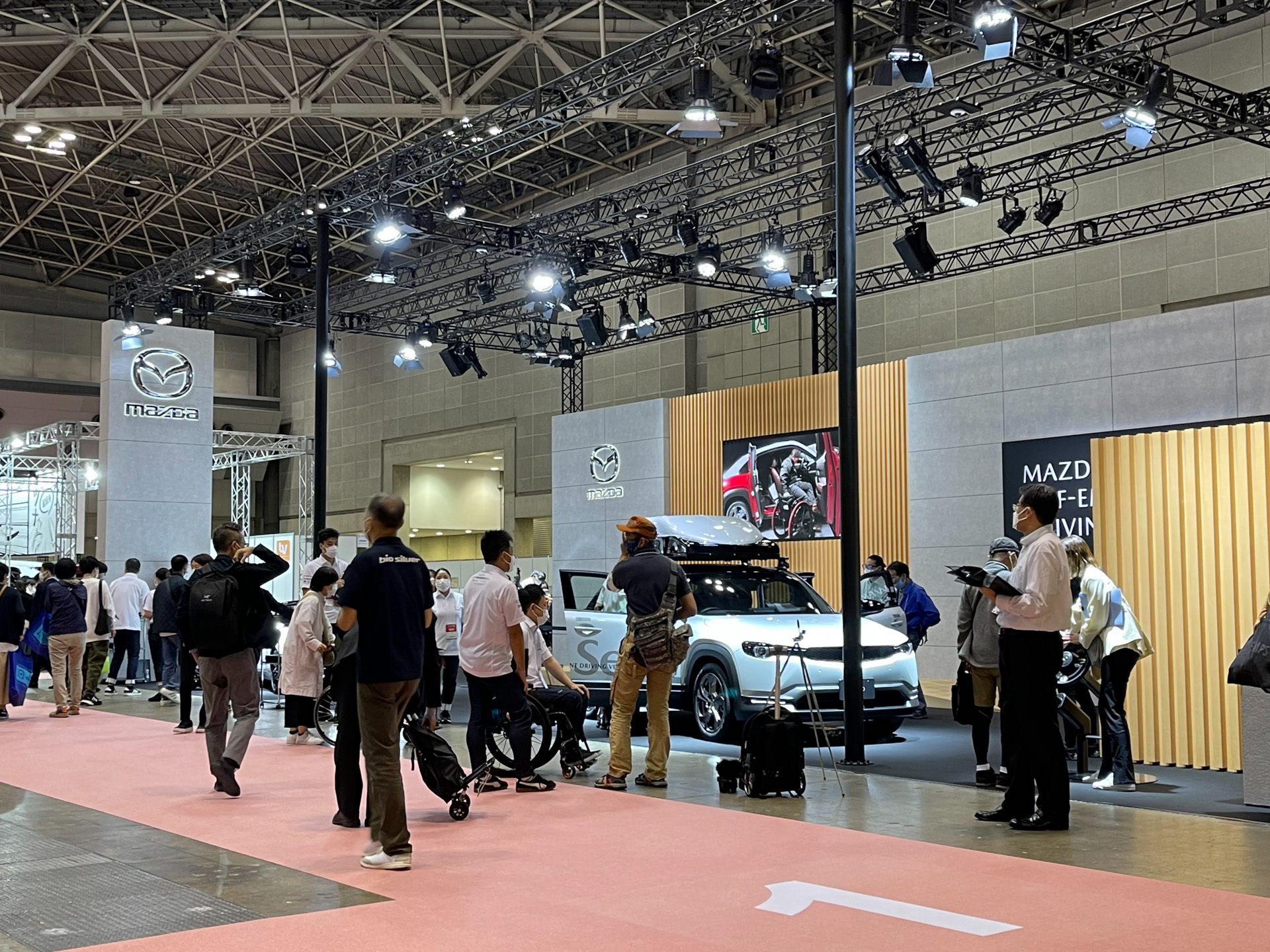 毎年すごい人だかりでにぎわいをみせるマツダブース