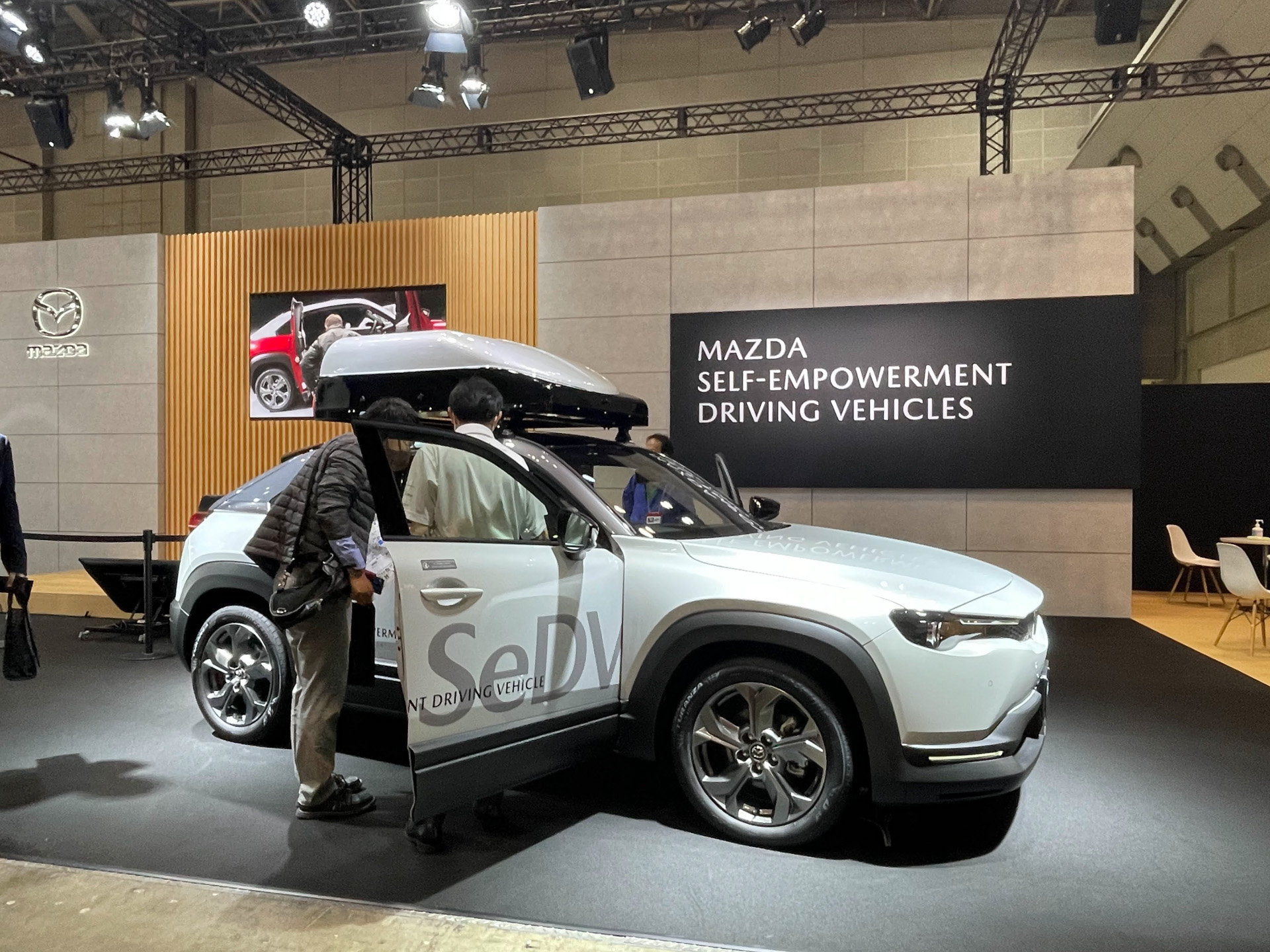 手だけでも運転可能な手動運転装置が搭載された「MX-30 SeDV」。2022年はそのルーフにあるものが付けられるように⁉