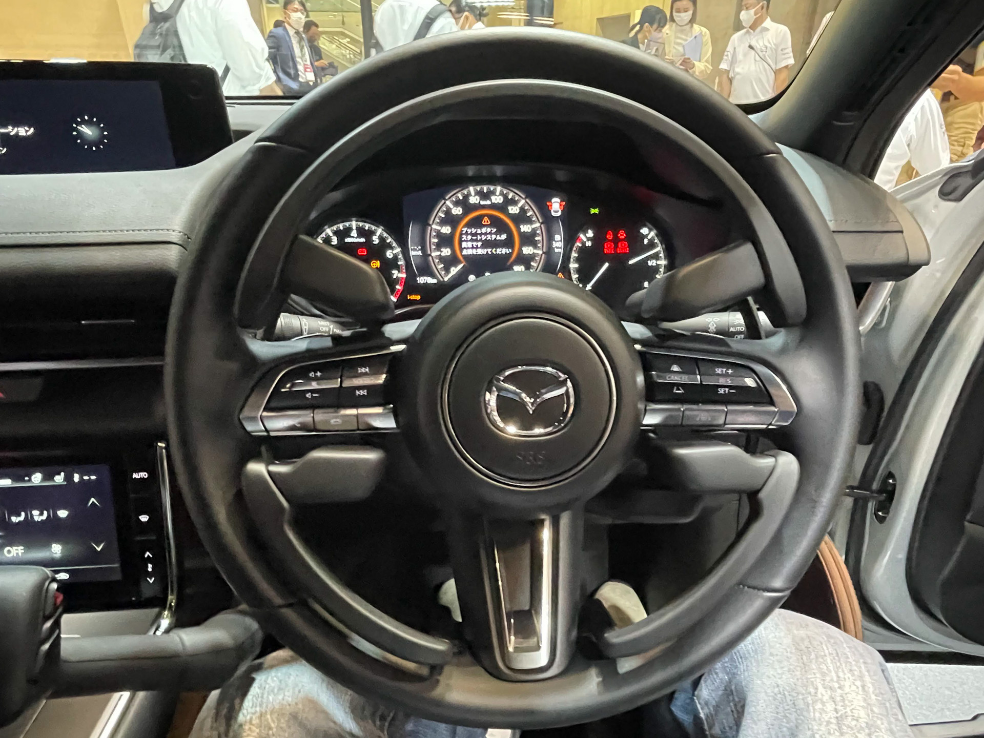 基本は教習所で習うステアリングポジションでハンドルを持ち、両手の母指球と親指でアクセルリングを押し込むことで加速