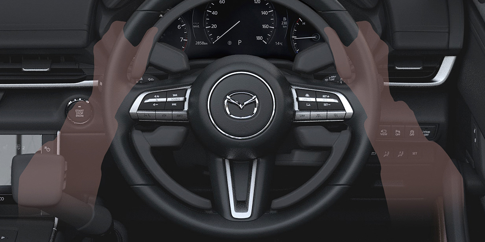 基本は教習所で習うステアリングポジションでハンドルを持ち、両手の母指球と親指でアクセルリングを押し込むことで加速