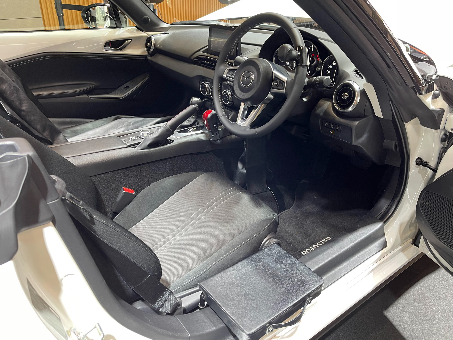 「ロードスターSeDV」の手動運転装置はニライフ＆オート製のもので、左手で押してブレーキ、引いてアクセルのタイプ。“人馬一体”なスポーツドライビングを楽しめる位置に手動運転装置が取り付けられている