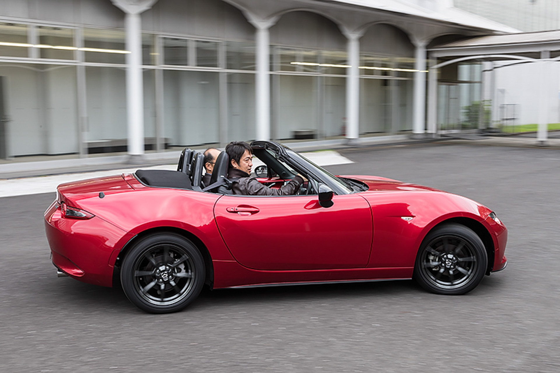 ロードスターの軽快な乗り味を、手動運転装置でも十分堪能できる！