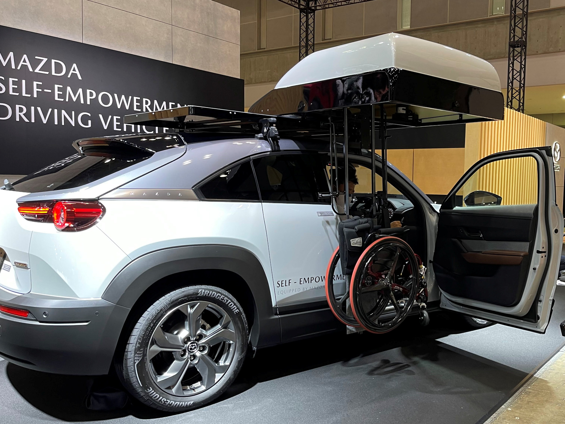 ルーフトランク内に車いすを自動で収納できる、ミクニライフ＆オートの「オートボックス」