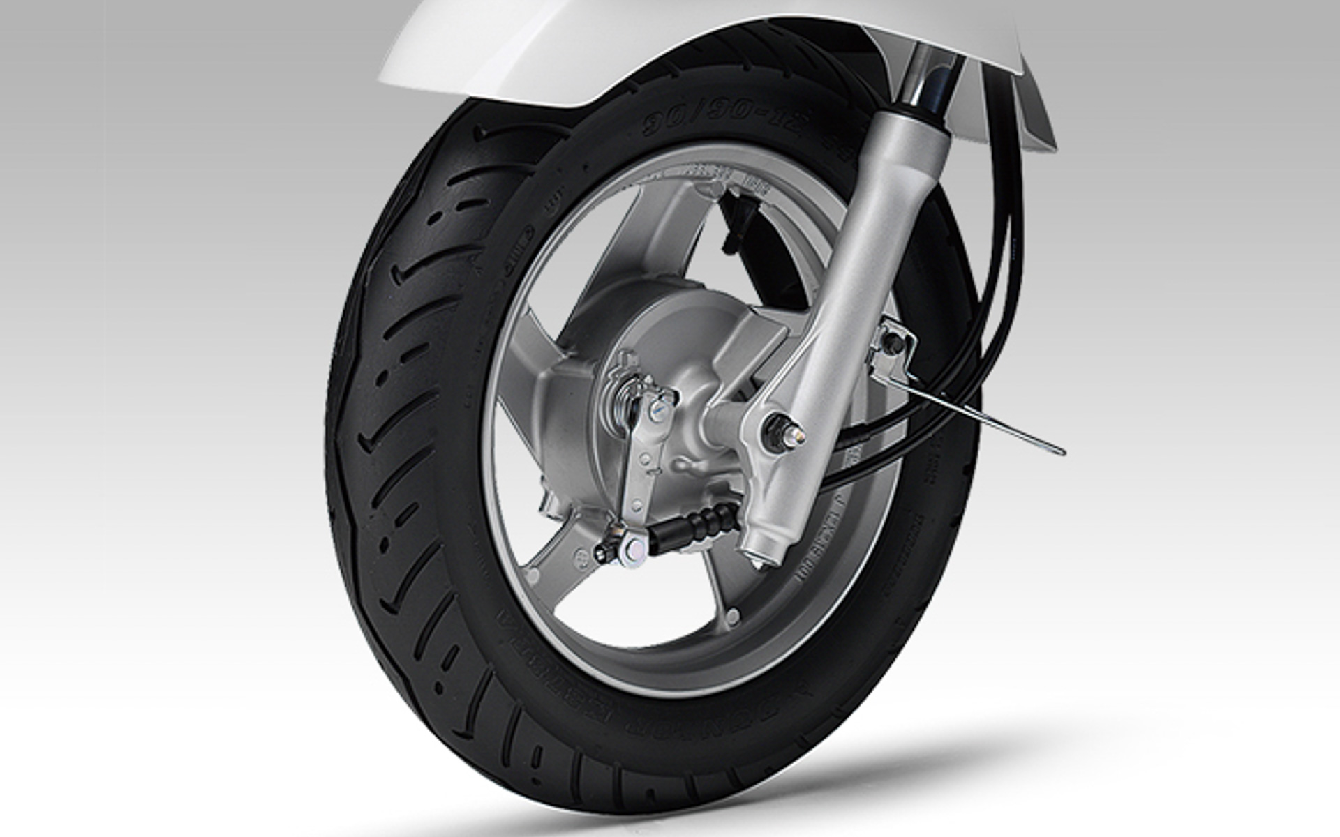 前後130mm径のドラムブレーキと軽量なアルミ製キャストホイールで優れた制動力と走行性を両立