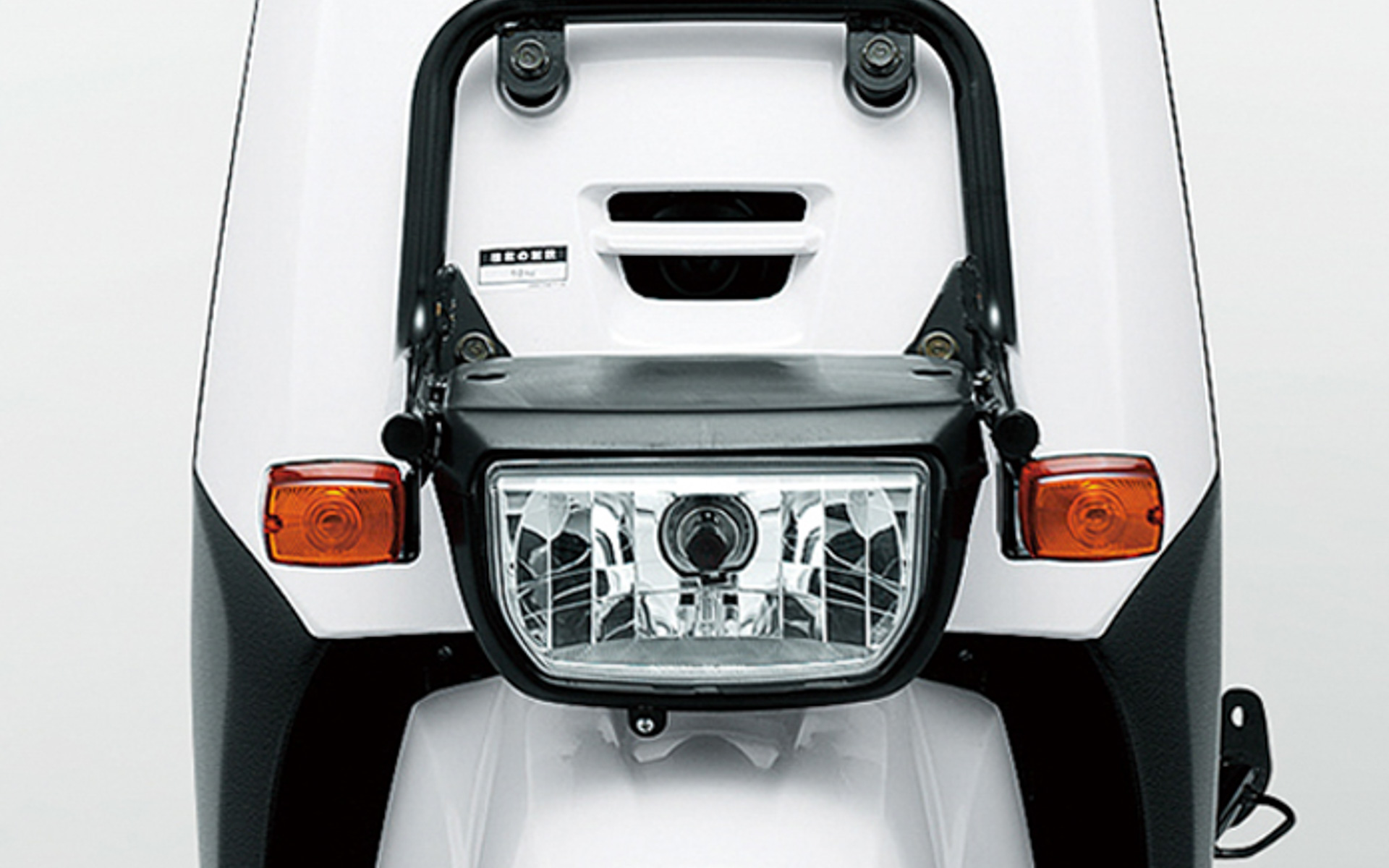 ヘッドランプには視認性に優れた35/35Wハロゲンバルブを採用。フロント積載時にも隠れない配置で配達時の安心感に寄与