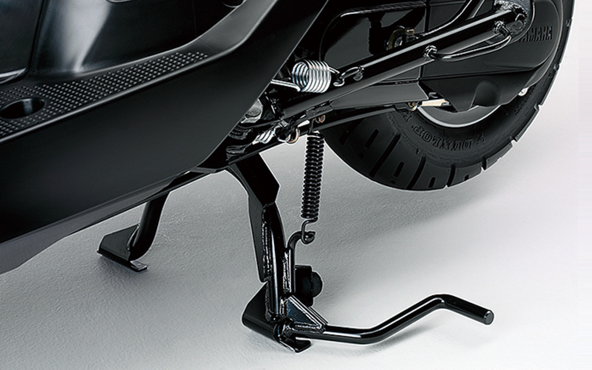 配置・形状・サイズの最適設計により積載時でも容易なセンタースタンド操作を実現