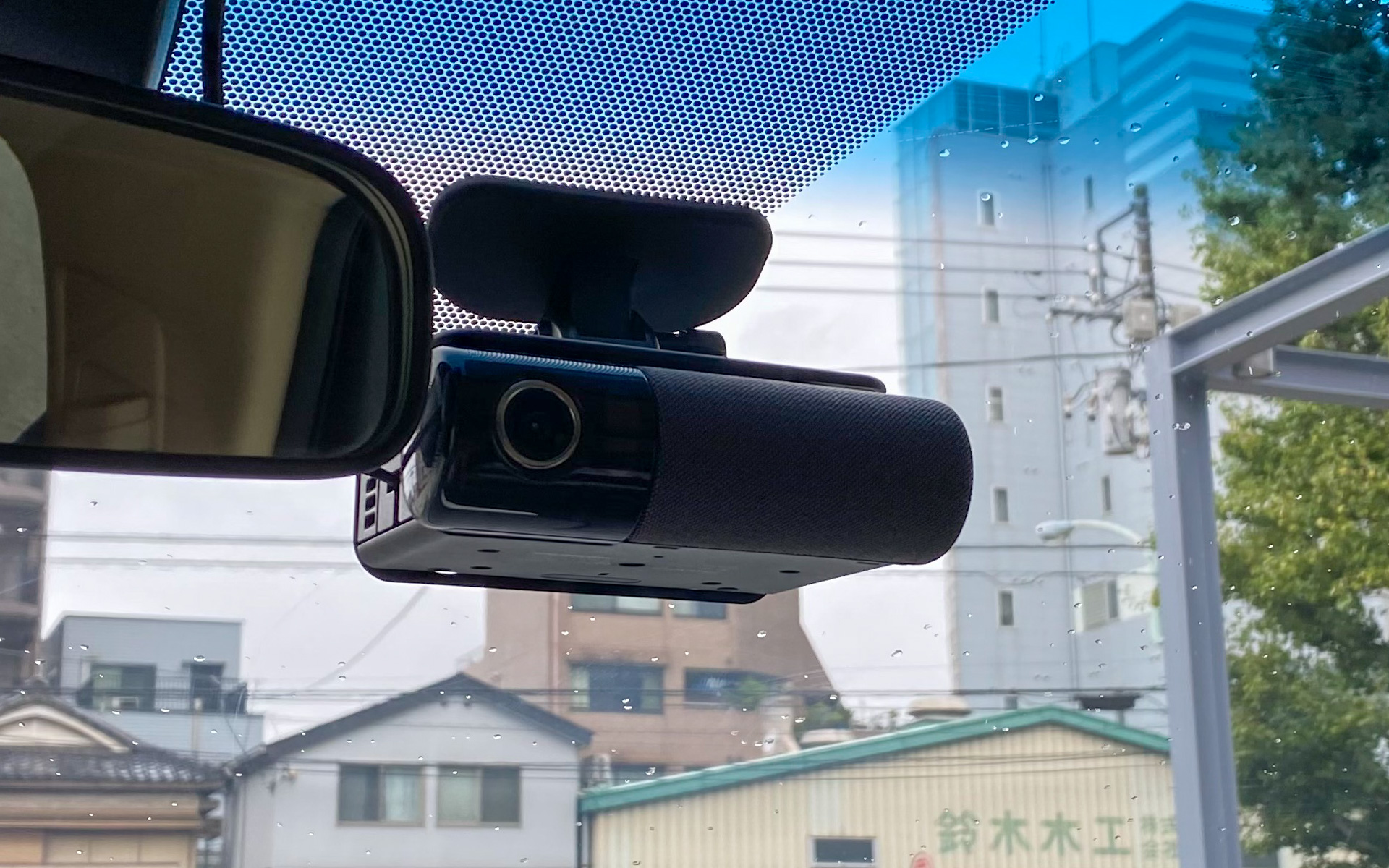 刻一刻と変化する運転状況のあらゆる情報を把握・分析して、ドライバーに必要な情報を判断して的確なタイミングで届けることが可能な革新技術、「Piomatix（パイオマティクス）」によって実現した次世代型通信ドライブレコーダー「NP1」。走行中でも適切な騒音除去で高品質な会話をサポートするマイクシステムや、Cerence社の自然対話型音声認識エンジン採用で、助手席の人と話している感覚になれるほど自然な存在だったことにビックリでした。