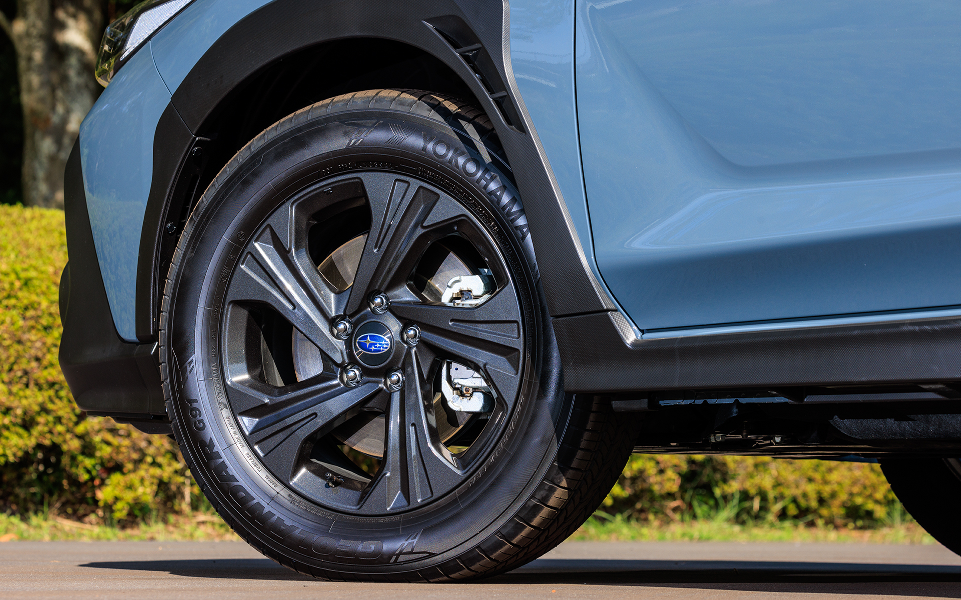 新型クロストレック プロトタイプの標準グレード。ボディカラーはオフショアブルー・メタリック。ボディサイズは4480×1800×1580mm（全長×全幅×全高）、ルーフレール・シャークフィンアンテナなしの場合は全高－30mm。ホイールベースは2670mm、最小回転半径は5.4m。装着タイヤは225/60R17サイズの横浜ゴム「GEOLANDAR G91」