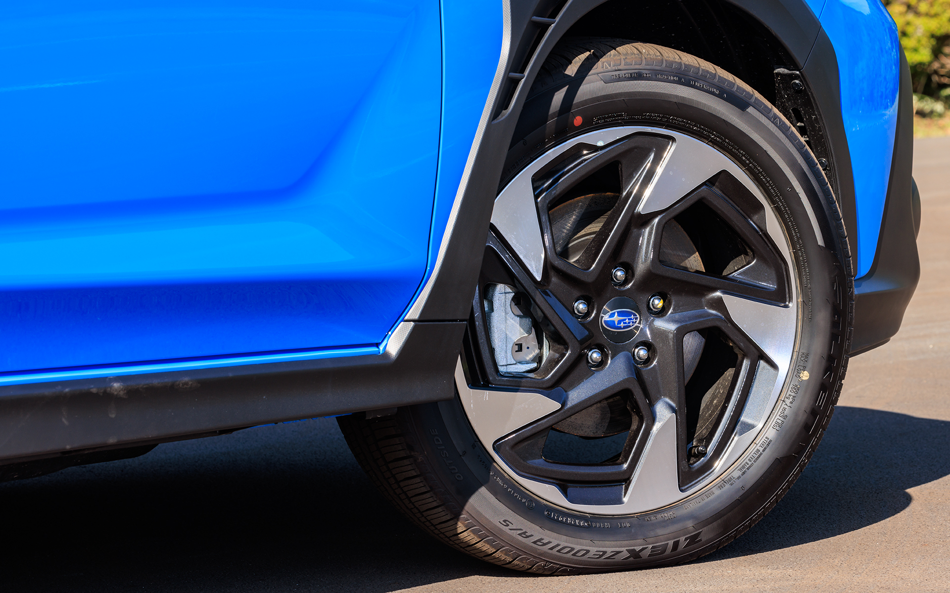 上級グレードは新意匠の18インチアルミホイールを採用。装着タイヤは225/55R18サイズのファルケン「ZIEX ZE001A A/S」