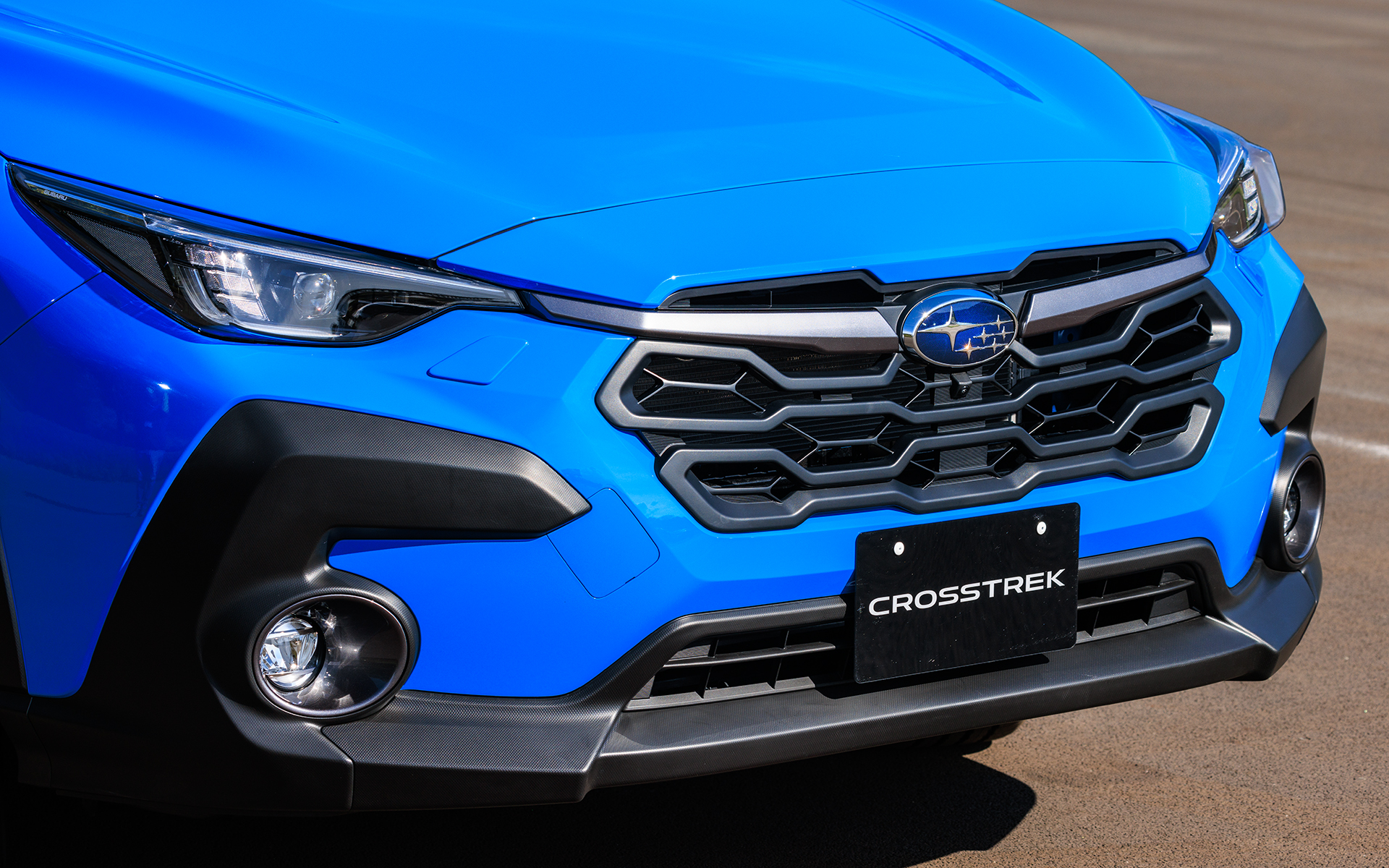 シャープさを感じさせるフロントグリルバーやLEDヘッドライトにより、軽快かつ精悍なイメージに仕立てられたフロントマスク