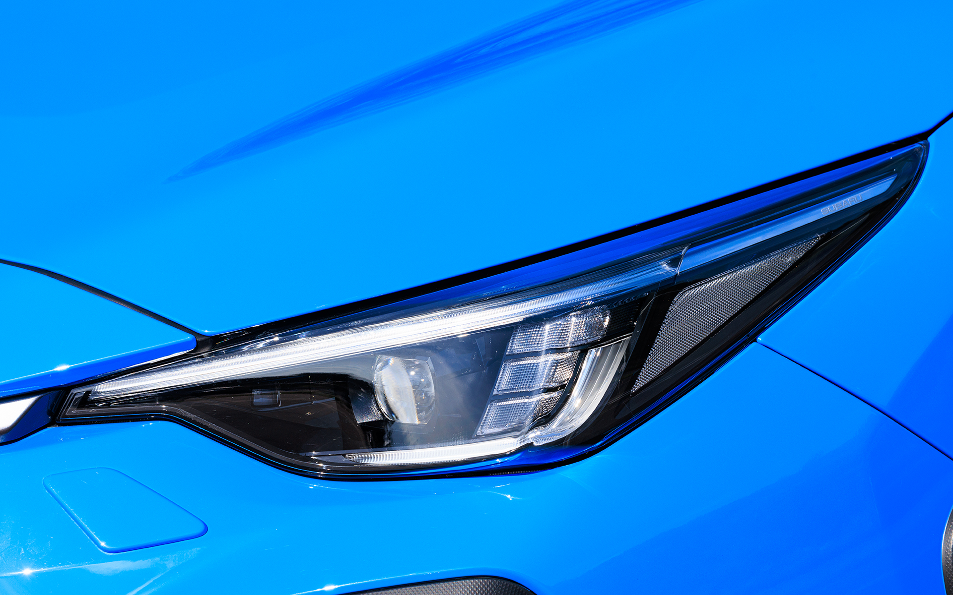 ヘッドライトは、これまでよりスリムなデザインとなった