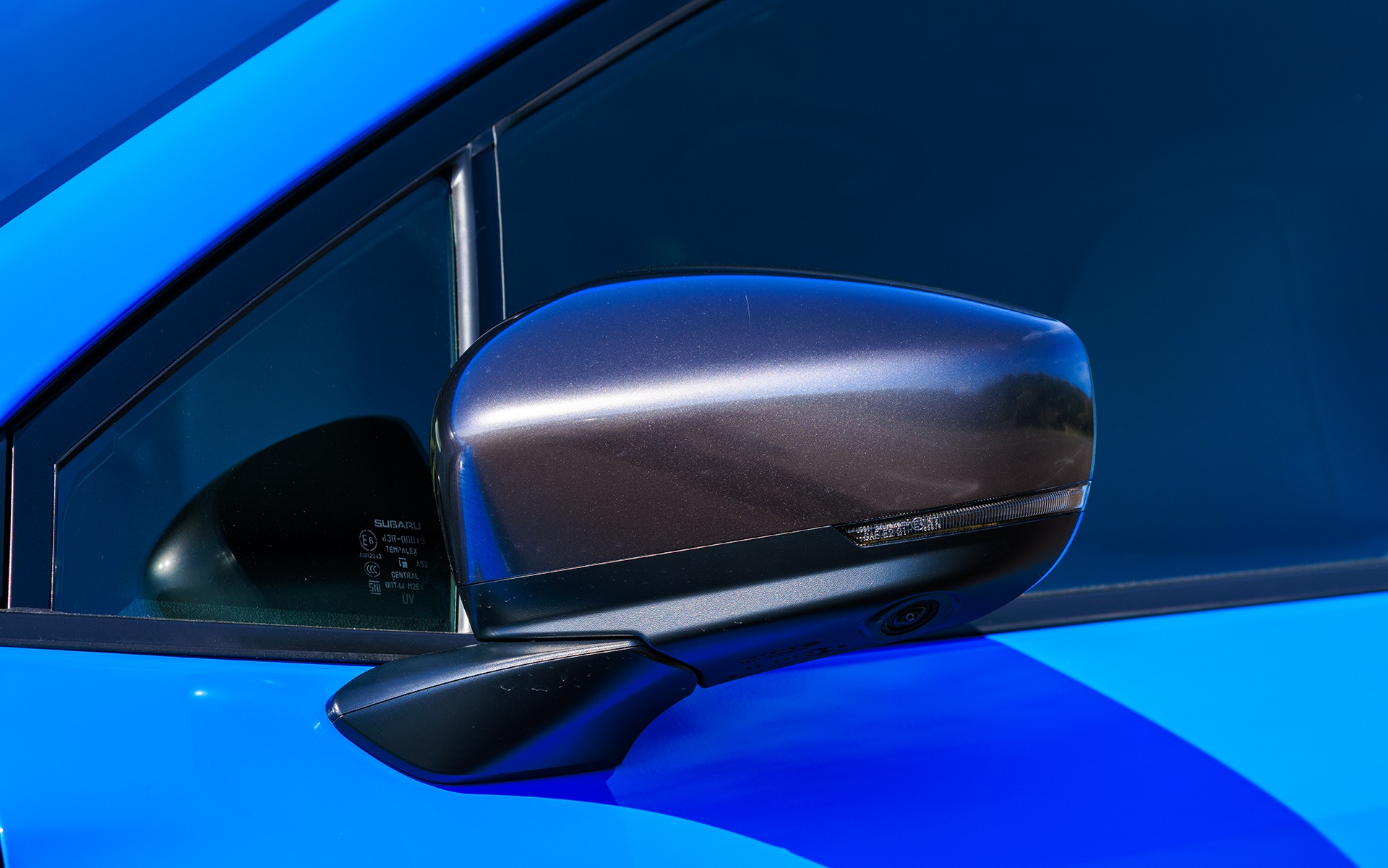 ドアミラーはグレーメタリック塗装となる