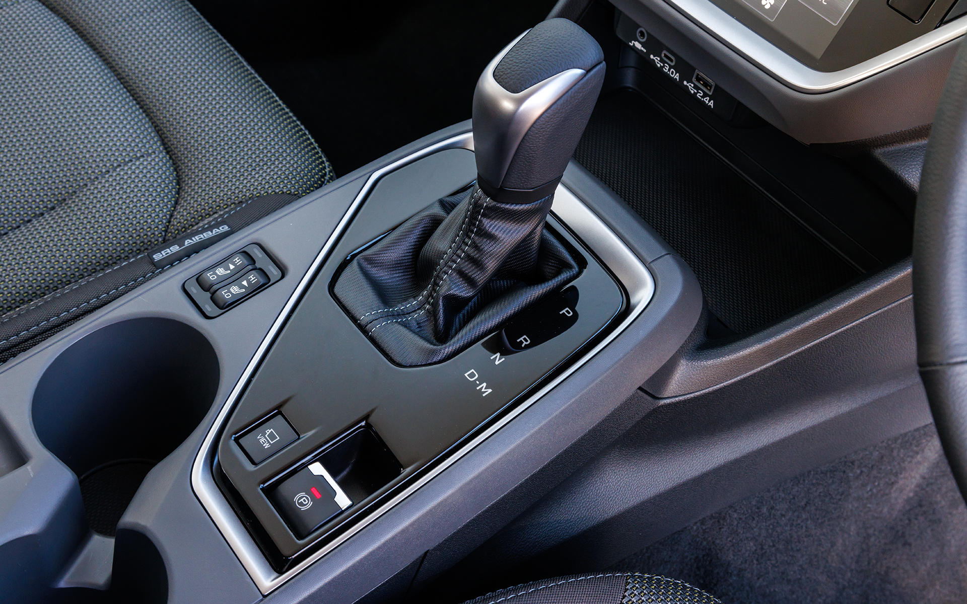 シフトまわり。シフトの左にあるのはシートヒーターのスイッチ