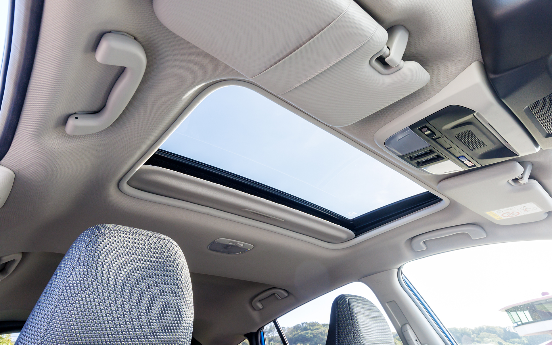 サンルーフをメーカーオプションとして用意