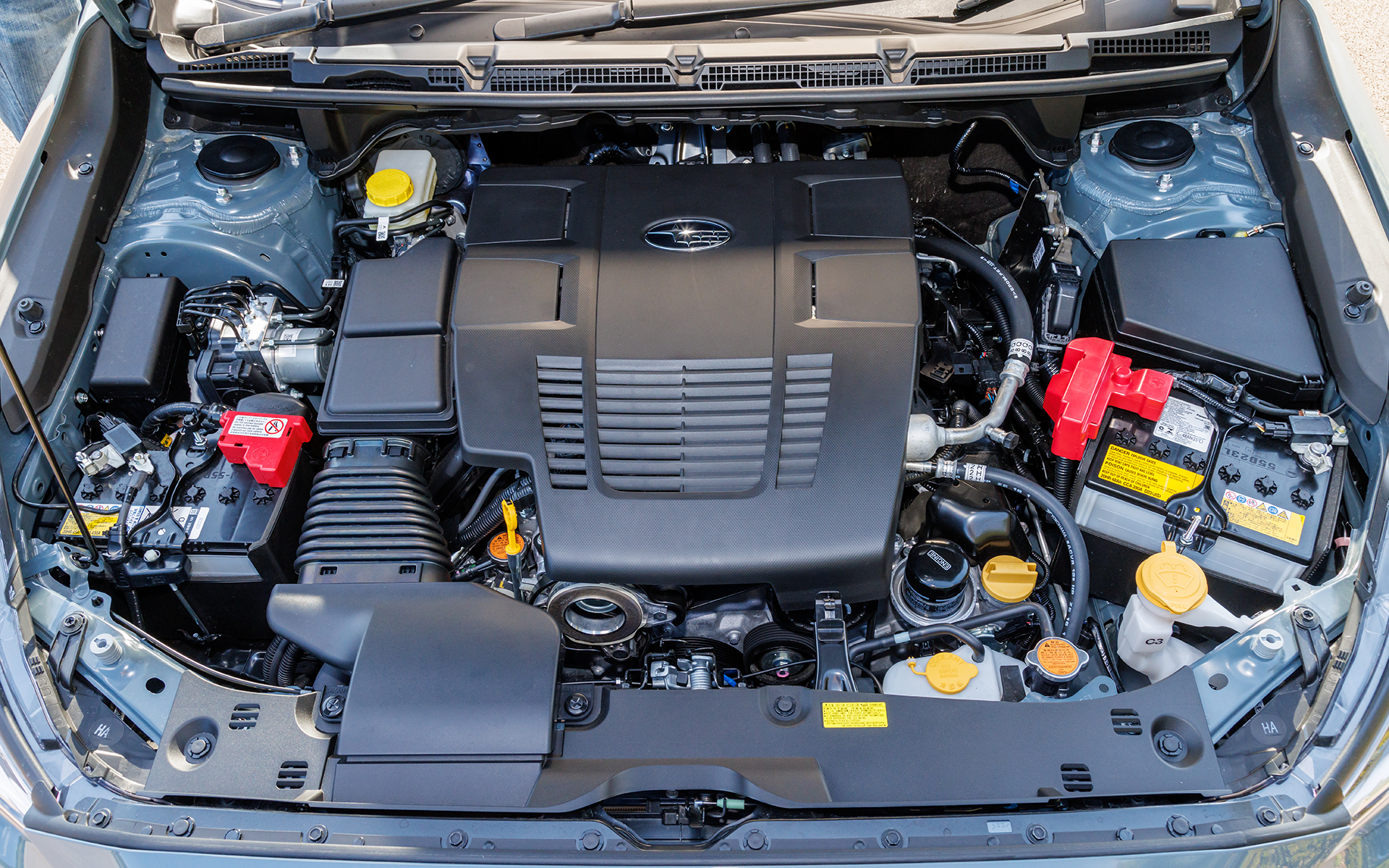 パワートレーンは水平対向4気筒DOHC 2.0リッター直噴エンジンと、モーターを組み合わせるe-BOXERのみを設定