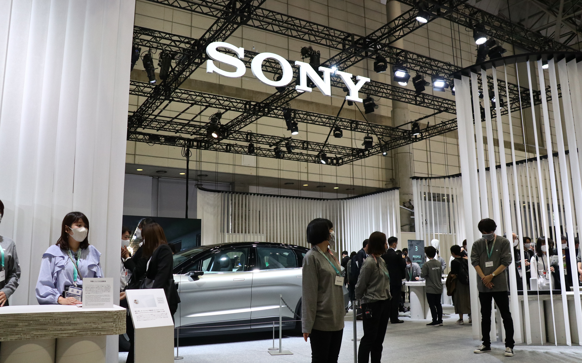 ソニーのブースでは中央に「VISION-S 02」を展示。入場規制がかかるほどの人気