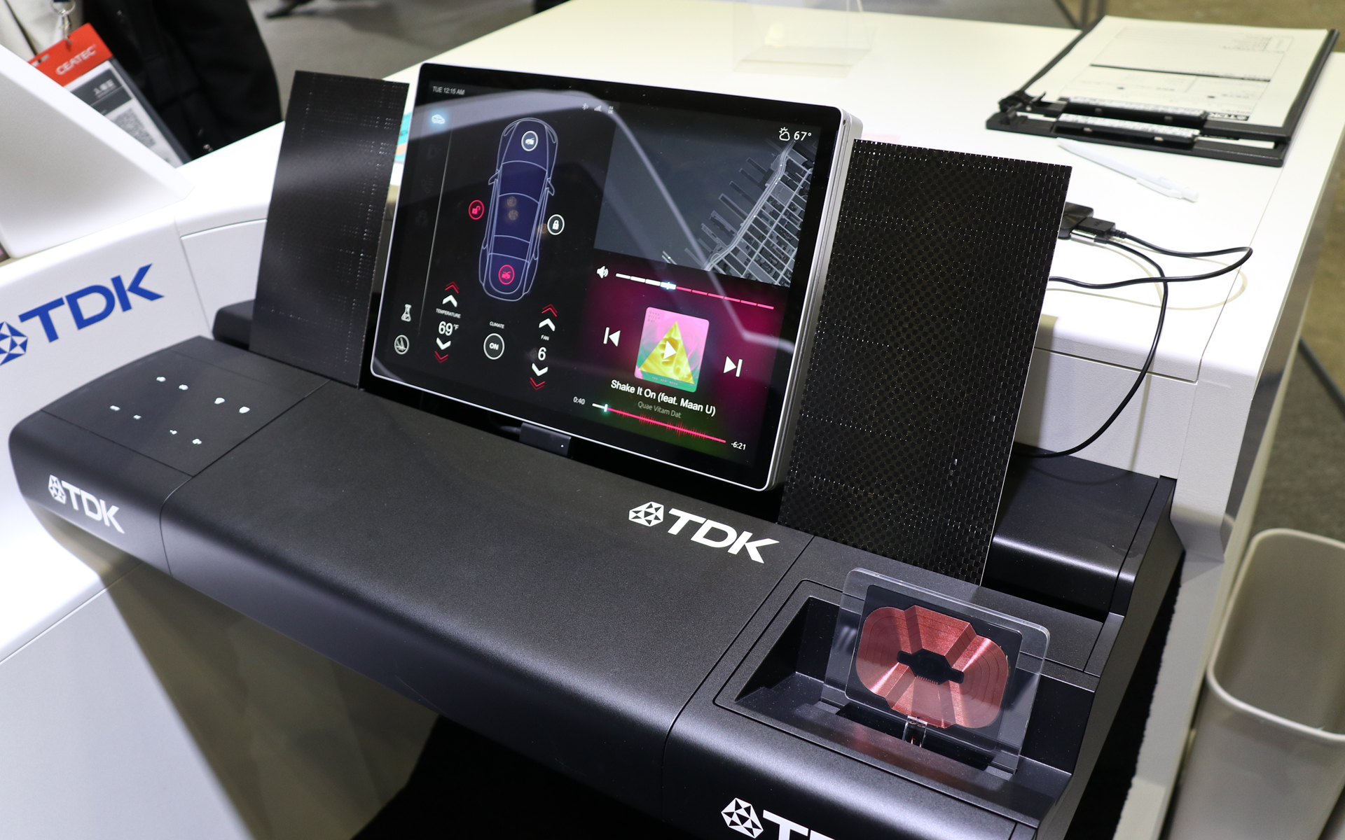 TDKでもドライバーのインターフェースになる部品を展示。この展示にはタッチするとあたかもタッチした場所がスイッチになるかのような感触を実現するユニットが組み込まれていて、左右の平面スピーカーはそのユニットの応用品となる