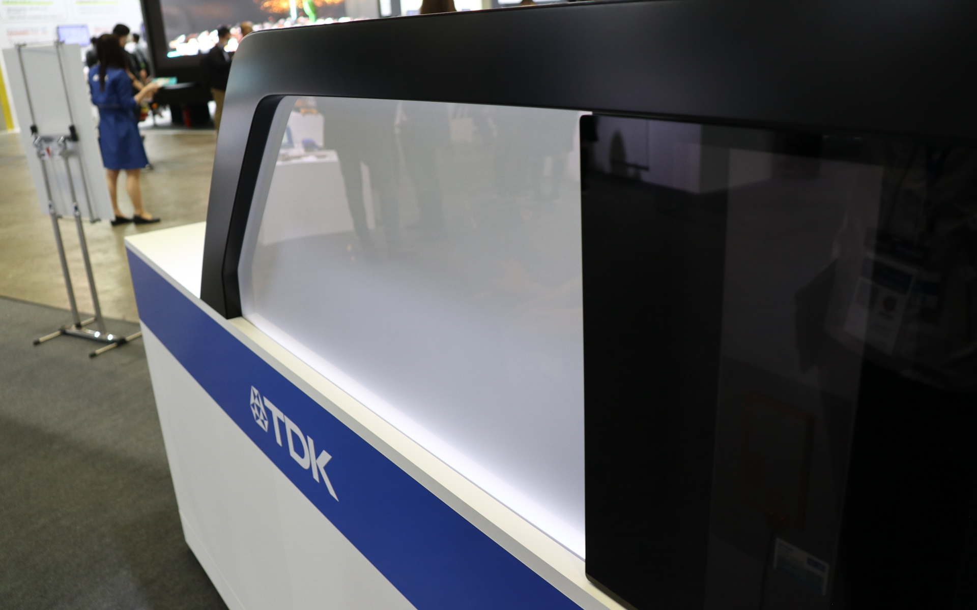 こちらは窓ガラスを透明か不透明かを電子的に切り替えられる。ガラスサンルーフなどに利用する