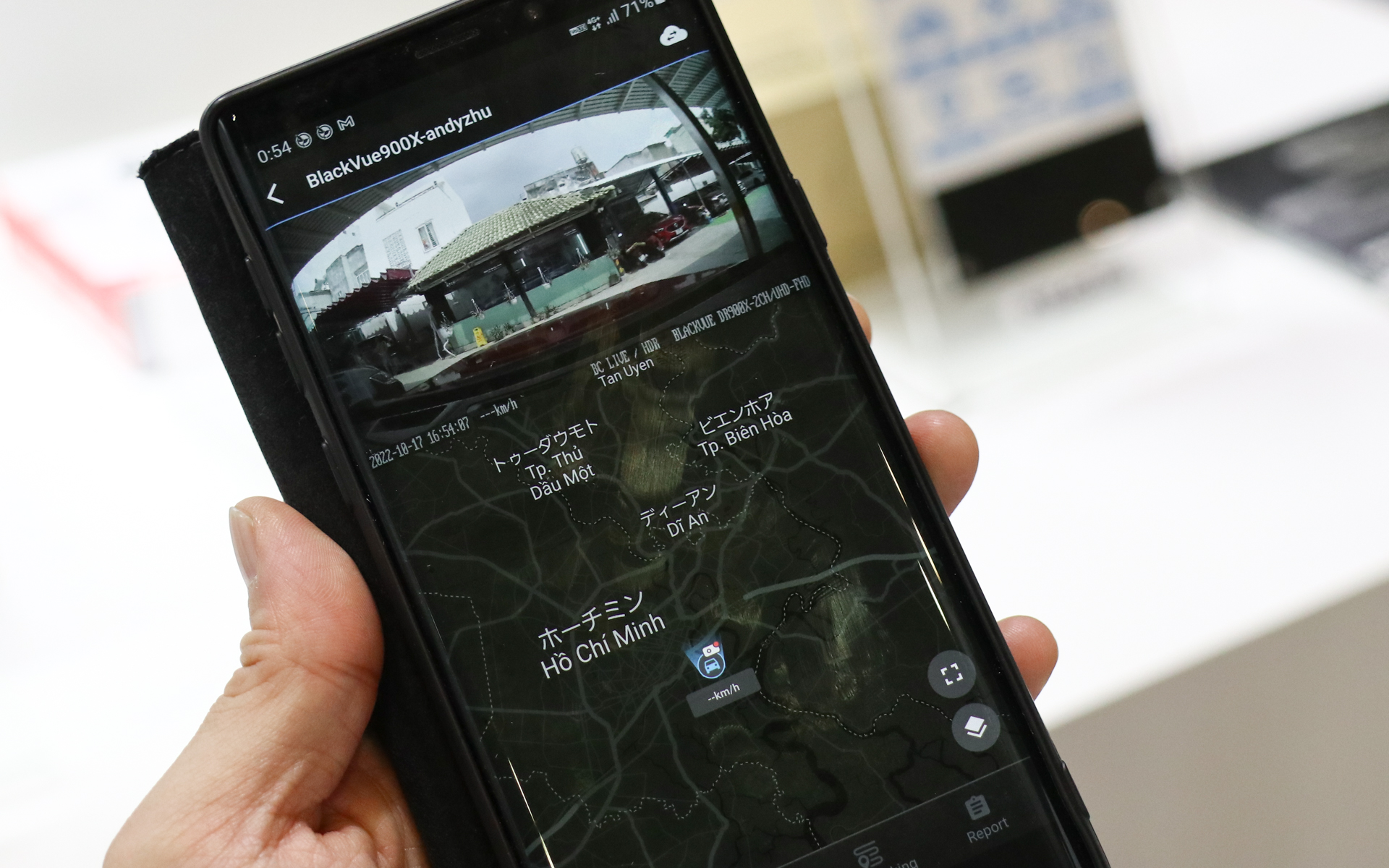 これはベトナムにいるユーザーのリアルタイムなドライブレコーダー画像。駐車中だが、画像を公開していることで防犯効果もありそう