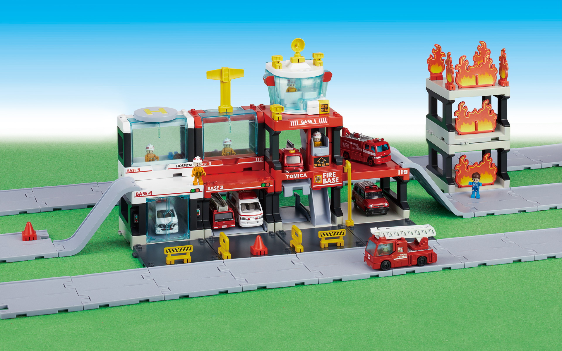 トミカタウン 出動！消火！レスキューベース（5500円）11月26日 発売