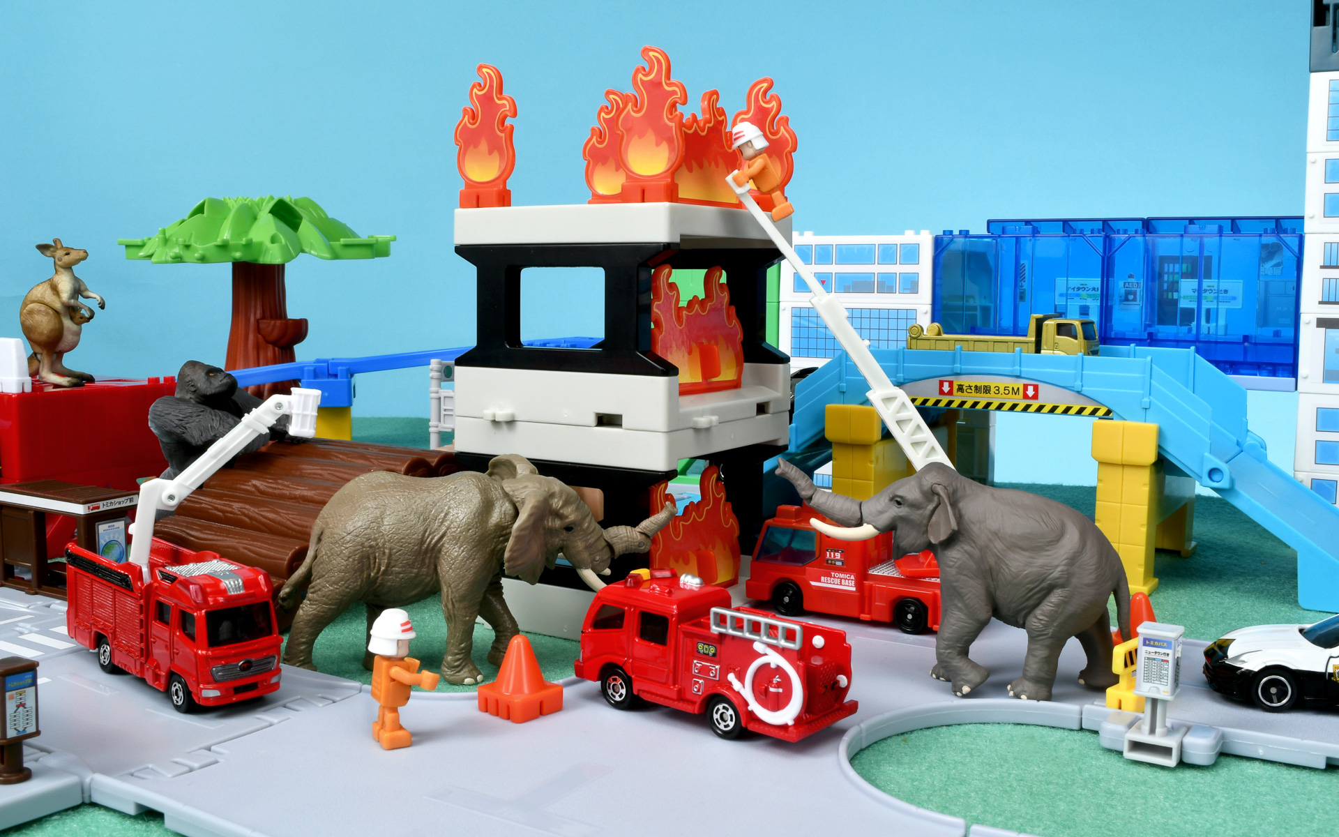 トミカ×アニア＝消防車とゾウによる消火合同作戦！　炎パーツにはスタッドの受け口が付いているので、スタッドがある任意の場所に設置可能