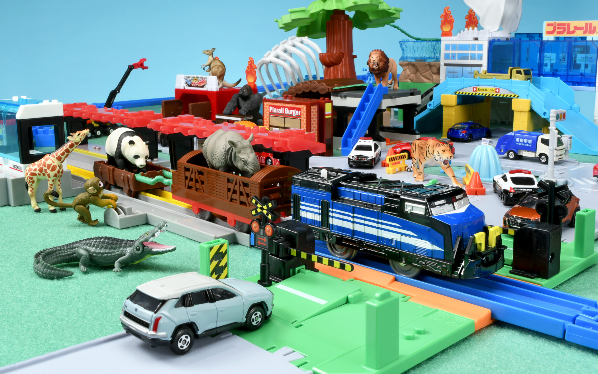 トミカ×プラレール×アニア＝サイとジャイアントパンダを乗せた列車が通過するのを待つ車両とワニ。列車を止めるレバーをおサルさんが操作!?