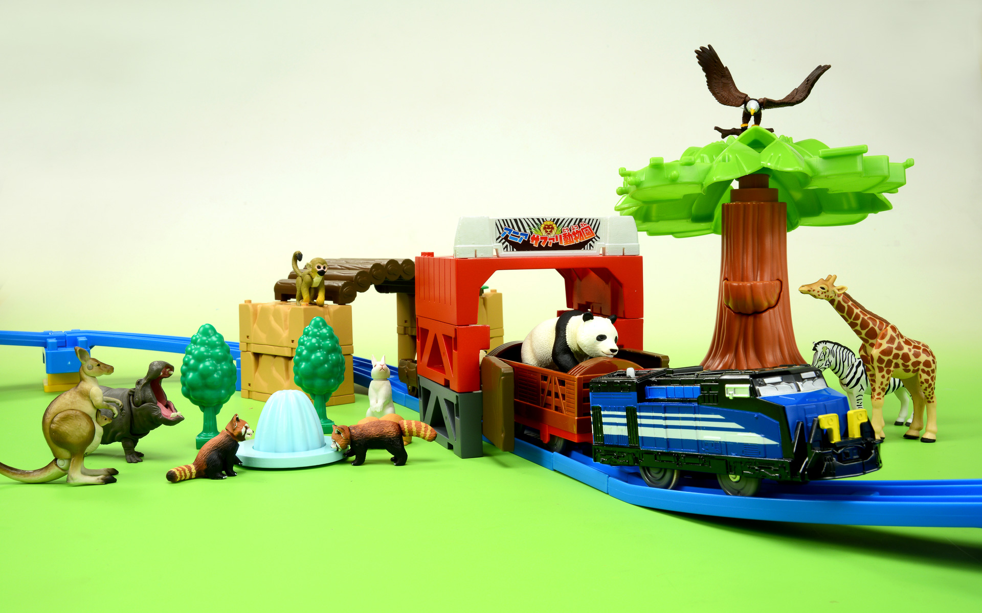 プラレール×アニア＝アニアに付属する橋脚や丸太橋を組み合わせてプラレールのトンネルも作成可能