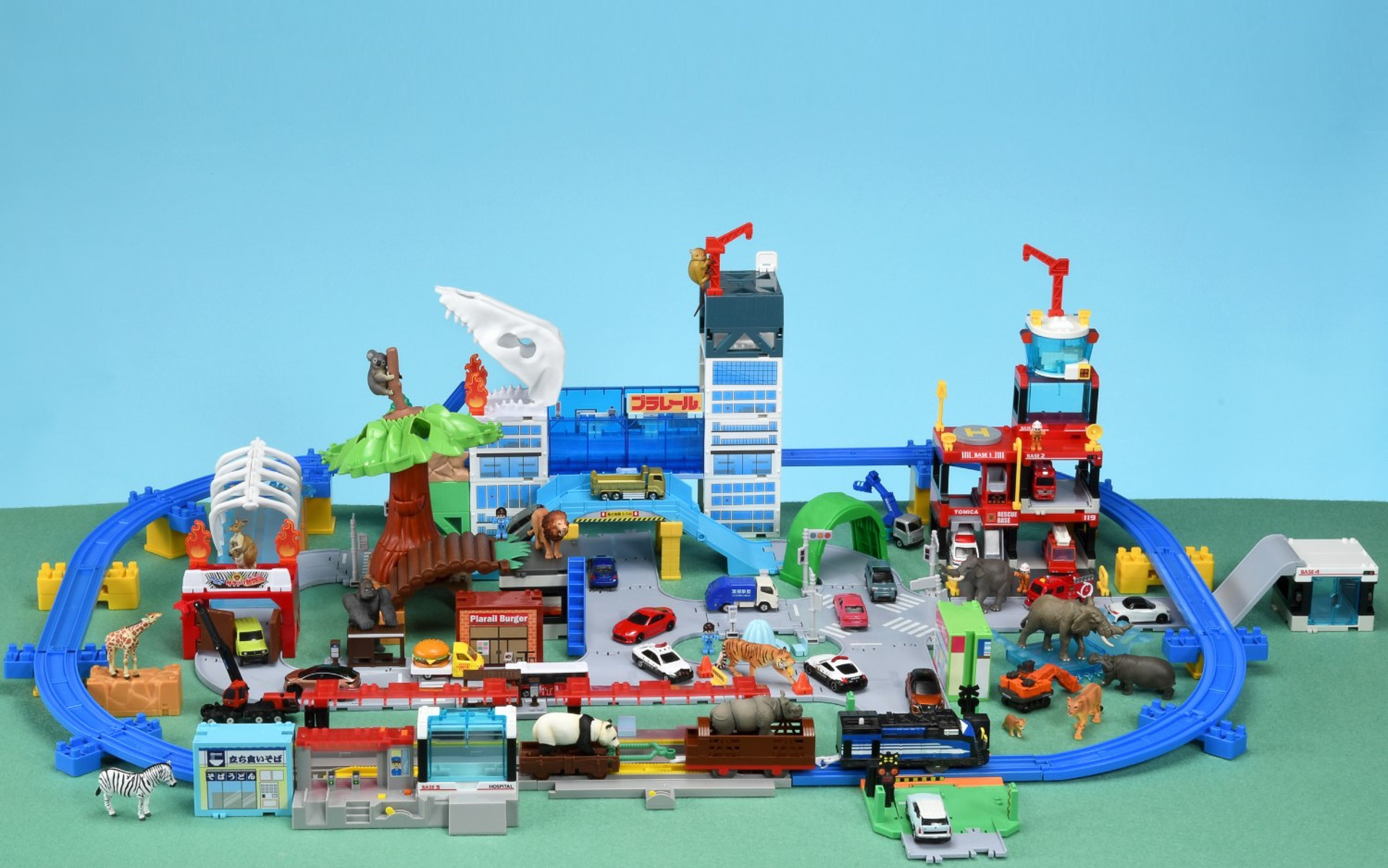 タカラトミーは「トミカ」「プラレール」「アニア」を自由に組み合わせて遊べる共通規格「まちクリエーター」を開発し、それを採用した新製品3種を順次発売する