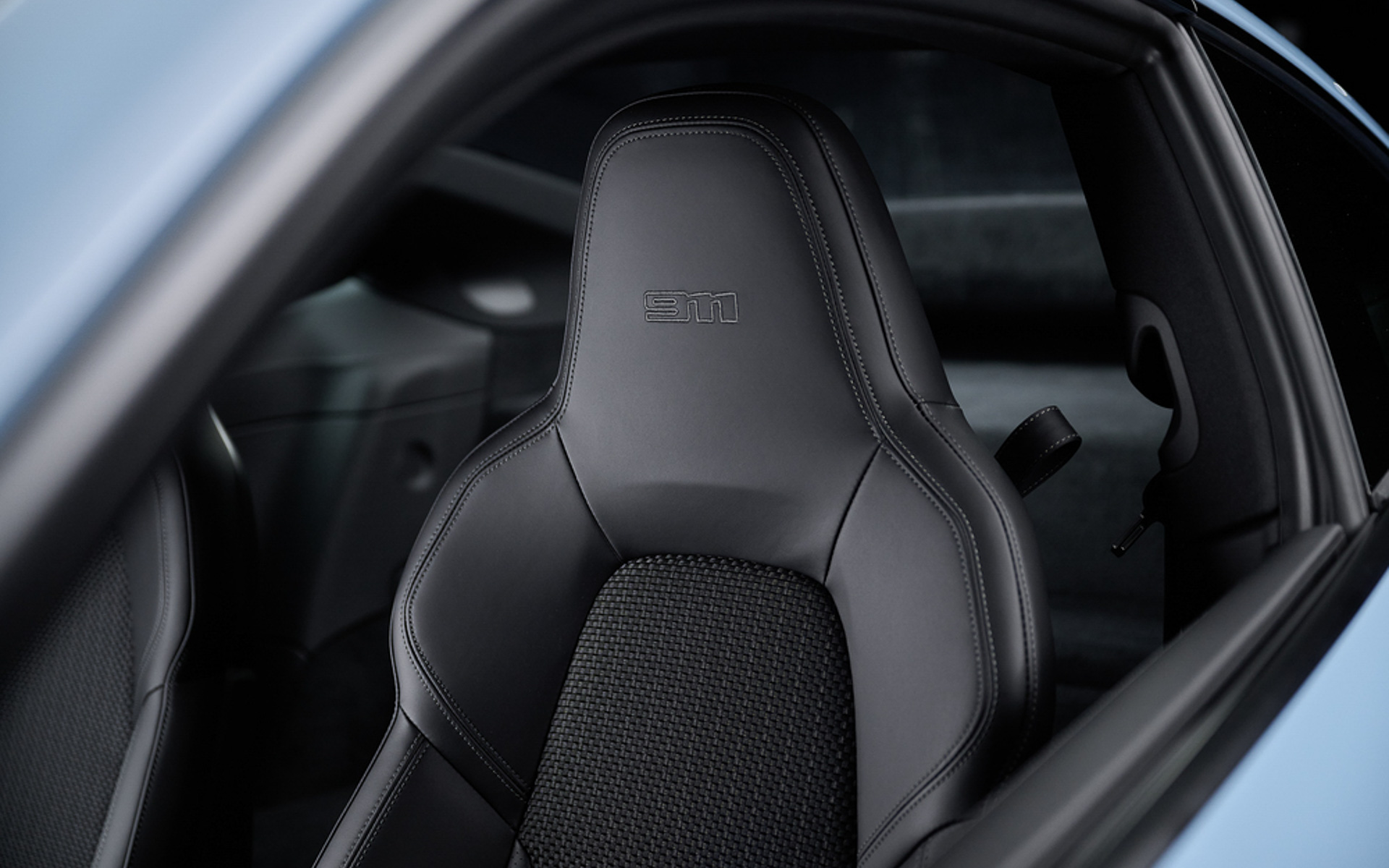 ヘッドレストにも911のロゴが配される