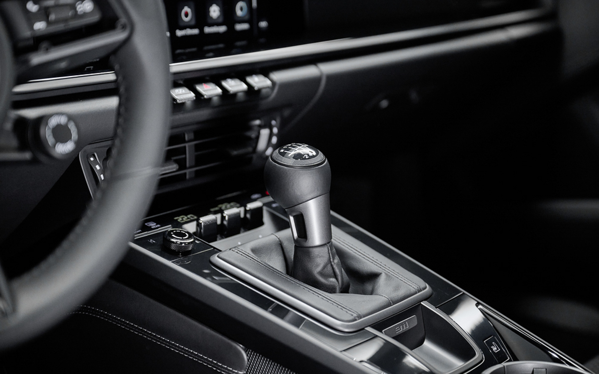 トランスミッションは7速MTと8速PDKを選択可能