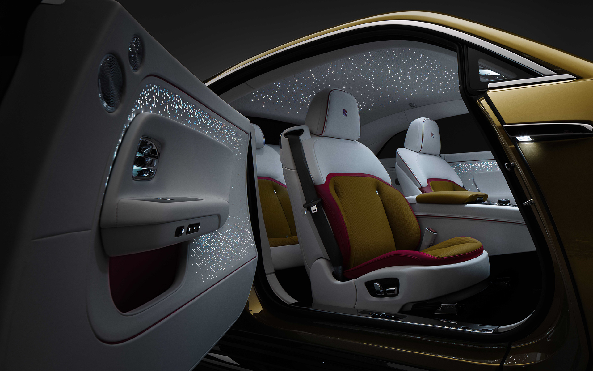 ロールス・ロイス初となるスターライト・ドアを採用