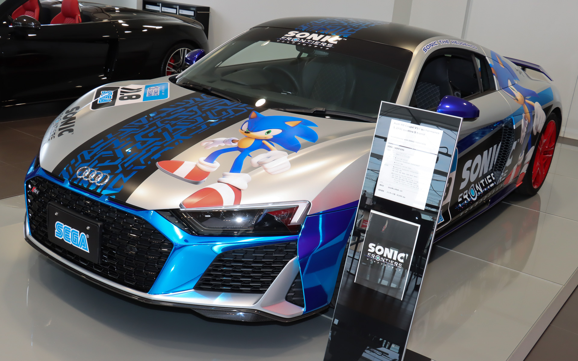 ソニックが着用する赤いシューズとおそろいの赤いホイールを装着。製作を手がけた「一ツ山レーシング」のデザイナーが起こした初期イメージでは別の色だったが、ソニックのキャラクターデザインでは赤いシューズも重要なキーになっているため「車両のどこかに赤を使ってほしい」とセガ側がリクエスト。これを受けて赤いホイールが使用されることになった