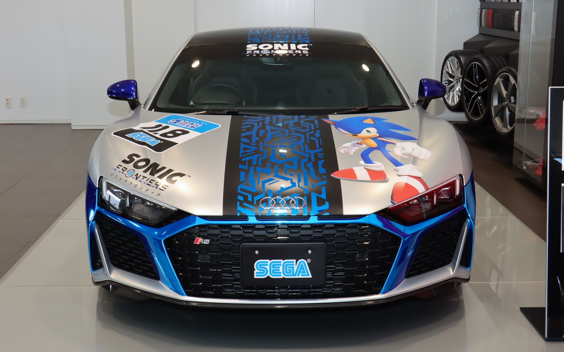 ソニックが着用する赤いシューズとおそろいの赤いホイールを装着。製作を手がけた「一ツ山レーシング」のデザイナーが起こした初期イメージでは別の色だったが、ソニックのキャラクターデザインでは赤いシューズも重要なキーになっているため「車両のどこかに赤を使ってほしい」とセガ側がリクエスト。これを受けて赤いホイールが使用されることになった