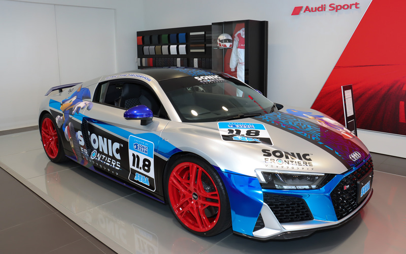 セガ、「アウディ R8」の“ソニックフロンティア”ラッピングカーを