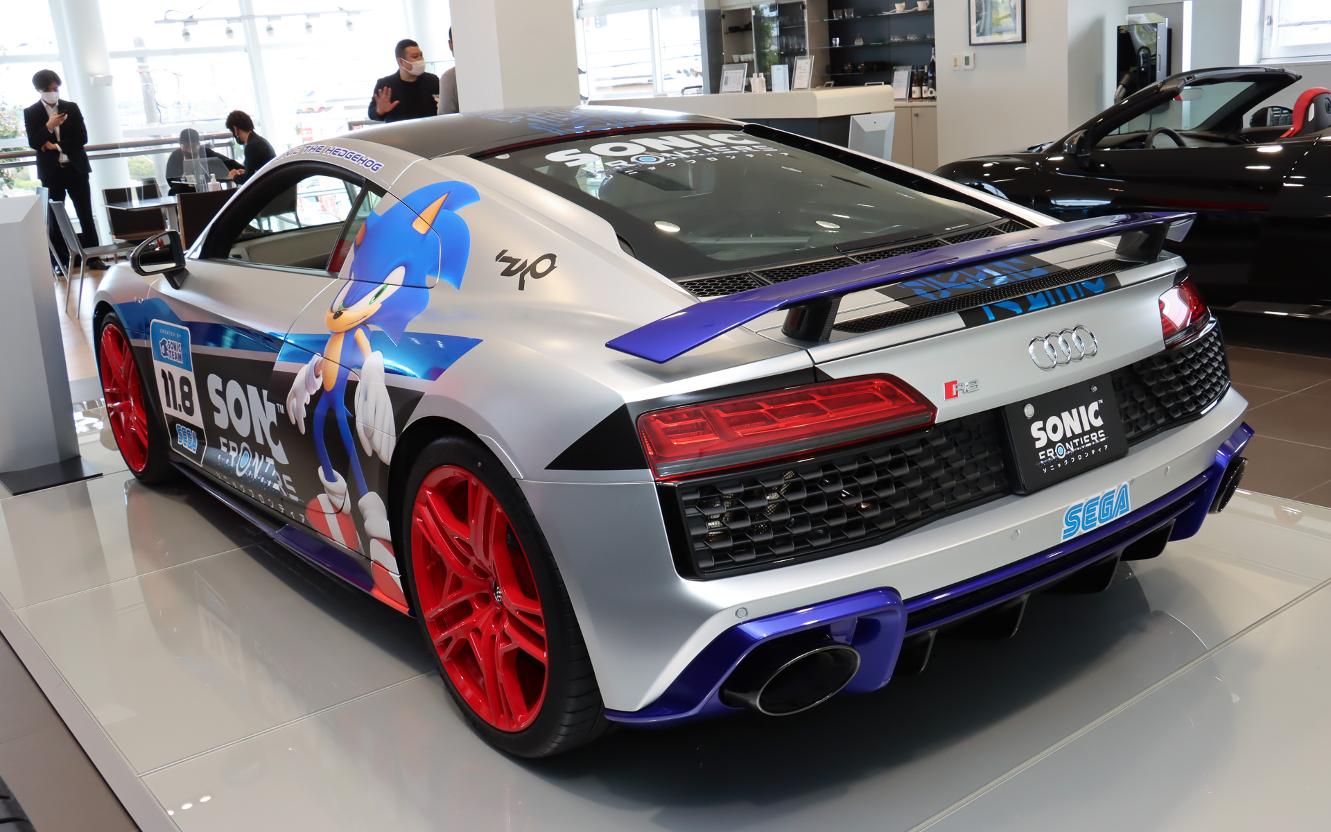 ソニックが着用する赤いシューズとおそろいの赤いホイールを装着。製作を手がけた「一ツ山レーシング」のデザイナーが起こした初期イメージでは別の色だったが、ソニックのキャラクターデザインでは赤いシューズも重要なキーになっているため「車両のどこかに赤を使ってほしい」とセガ側がリクエスト。これを受けて赤いホイールが使用されることになった