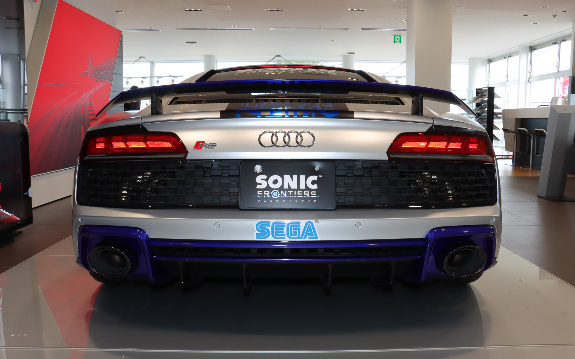 ソニックが着用する赤いシューズとおそろいの赤いホイールを装着。製作を手がけた「一ツ山レーシング」のデザイナーが起こした初期イメージでは別の色だったが、ソニックのキャラクターデザインでは赤いシューズも重要なキーになっているため「車両のどこかに赤を使ってほしい」とセガ側がリクエスト。これを受けて赤いホイールが使用されることになった