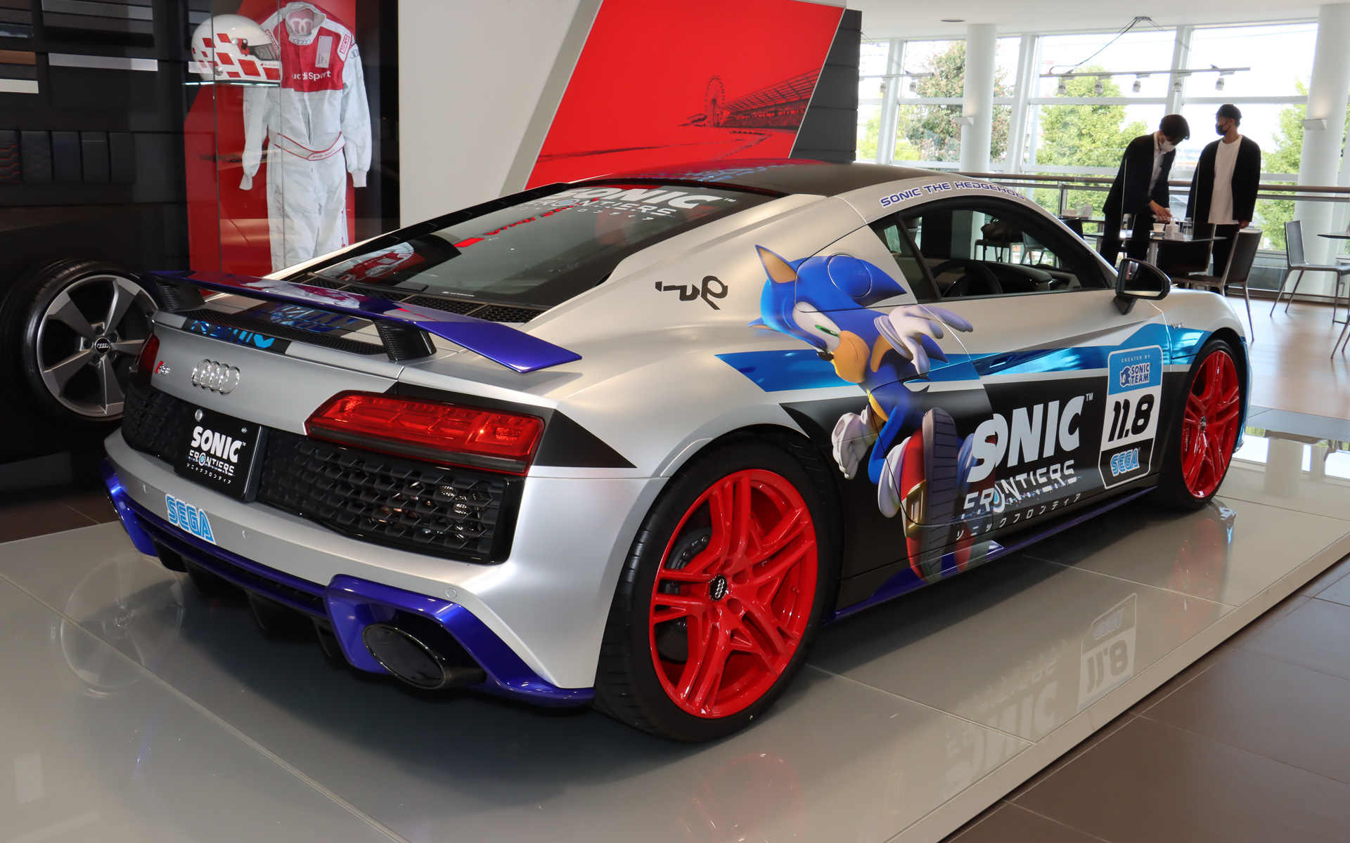 ソニックが着用する赤いシューズとおそろいの赤いホイールを装着。製作を手がけた「一ツ山レーシング」のデザイナーが起こした初期イメージでは別の色だったが、ソニックのキャラクターデザインでは赤いシューズも重要なキーになっているため「車両のどこかに赤を使ってほしい」とセガ側がリクエスト。これを受けて赤いホイールが使用されることになった