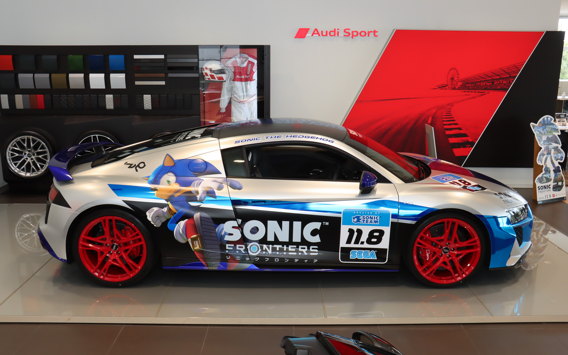 ソニックが着用する赤いシューズとおそろいの赤いホイールを装着。製作を手がけた「一ツ山レーシング」のデザイナーが起こした初期イメージでは別の色だったが、ソニックのキャラクターデザインでは赤いシューズも重要なキーになっているため「車両のどこかに赤を使ってほしい」とセガ側がリクエスト。これを受けて赤いホイールが使用されることになった