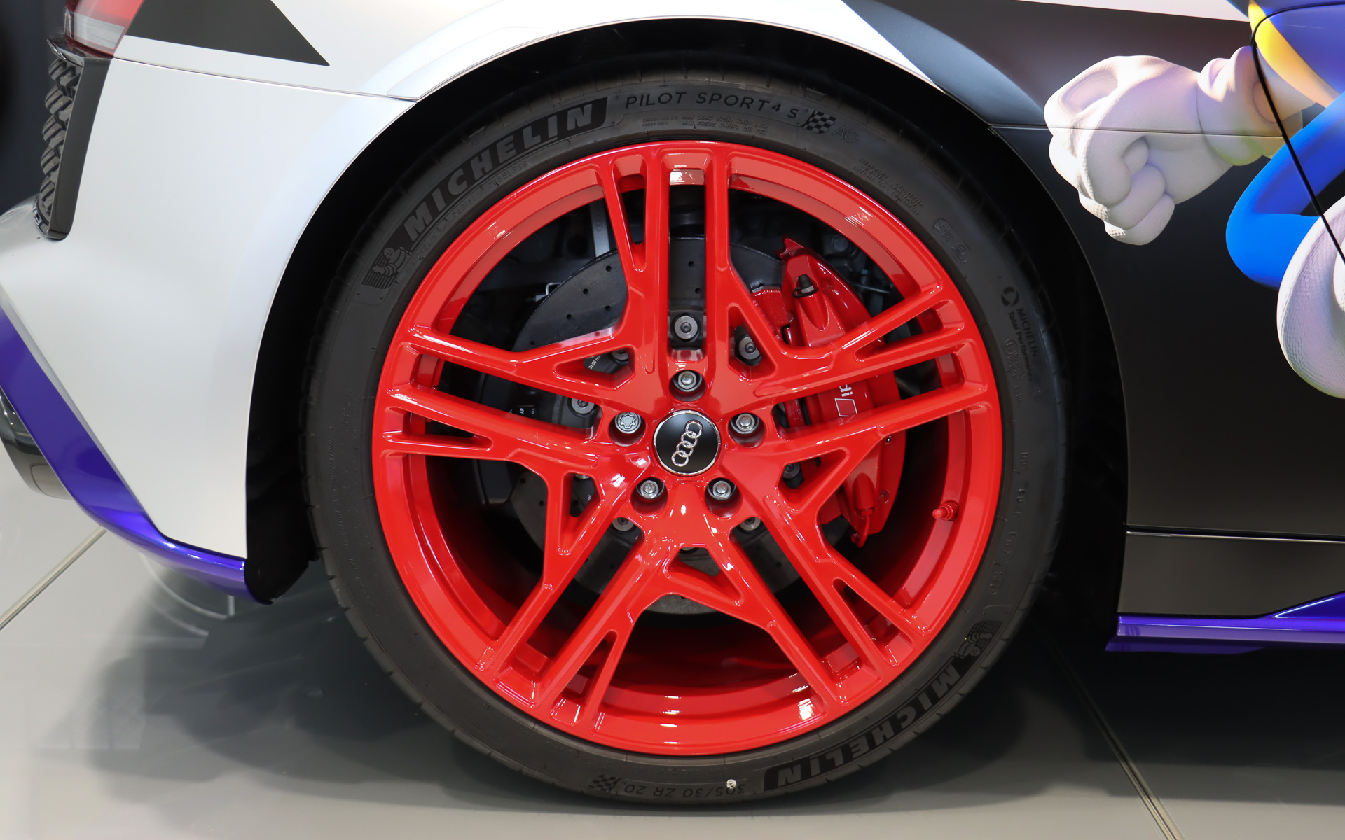 ソニックが着用する赤いシューズとおそろいの赤いホイールを装着。製作を手がけた「一ツ山レーシング」のデザイナーが起こした初期イメージでは別の色だったが、ソニックのキャラクターデザインでは赤いシューズも重要なキーになっているため「車両のどこかに赤を使ってほしい」とセガ側がリクエスト。これを受けて赤いホイールが使用されることになった